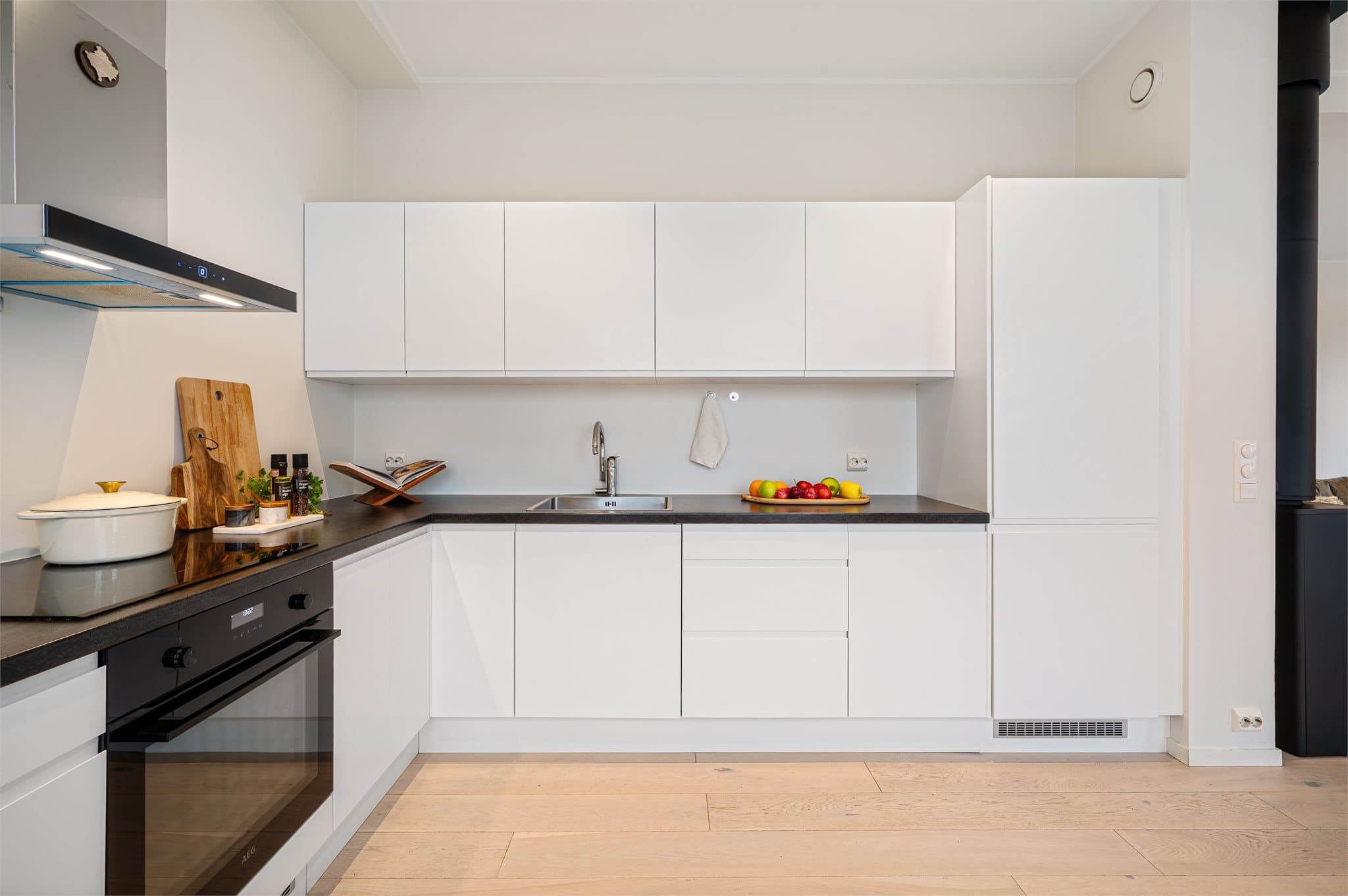 - Godt med skap- og benkplass gjør matlagingen til en drøm! -