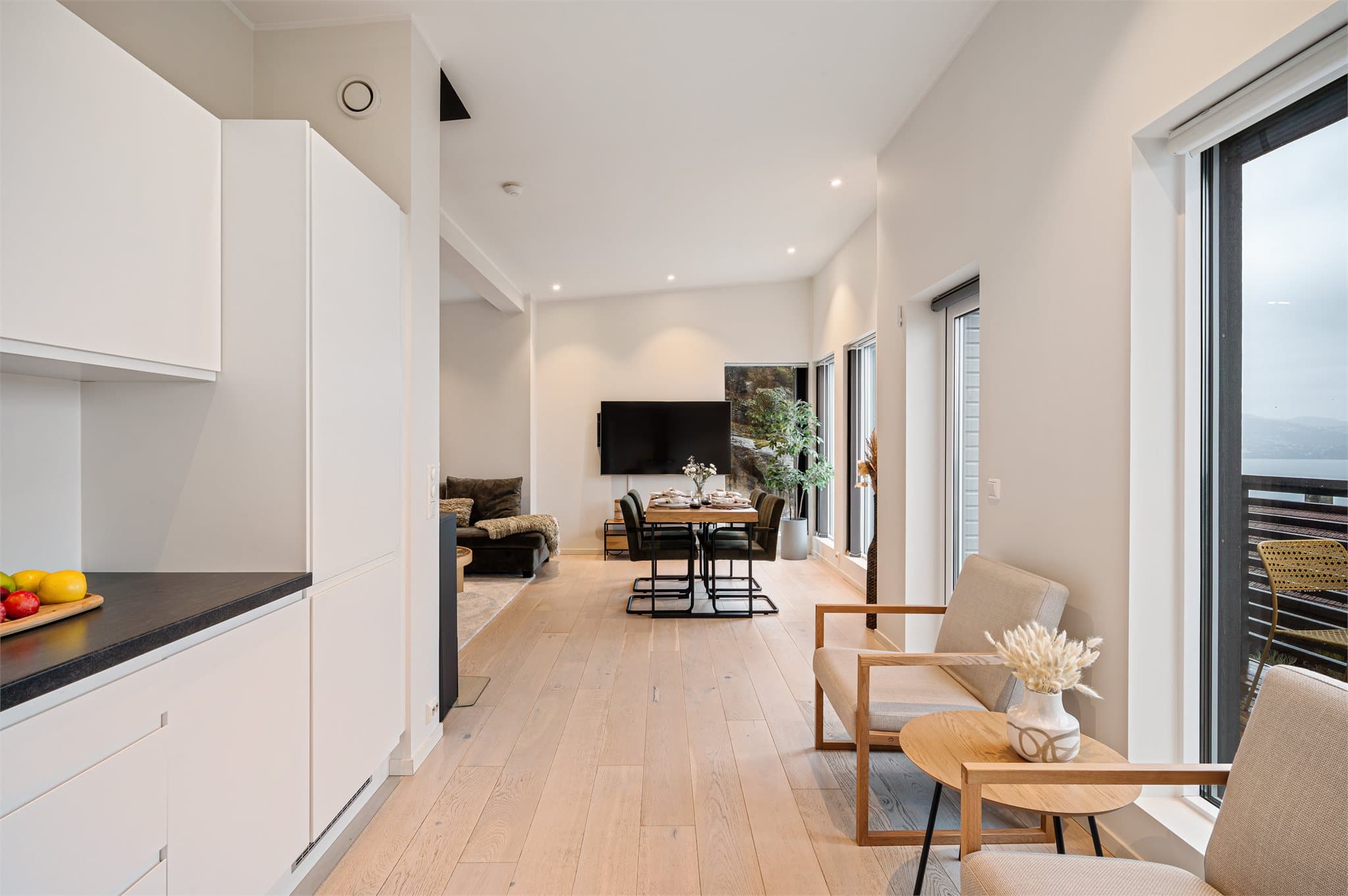 - Merk takhøyde opptil hele 3,11m med innfelte spotter som gir et stilrent og moderne inntrykk -