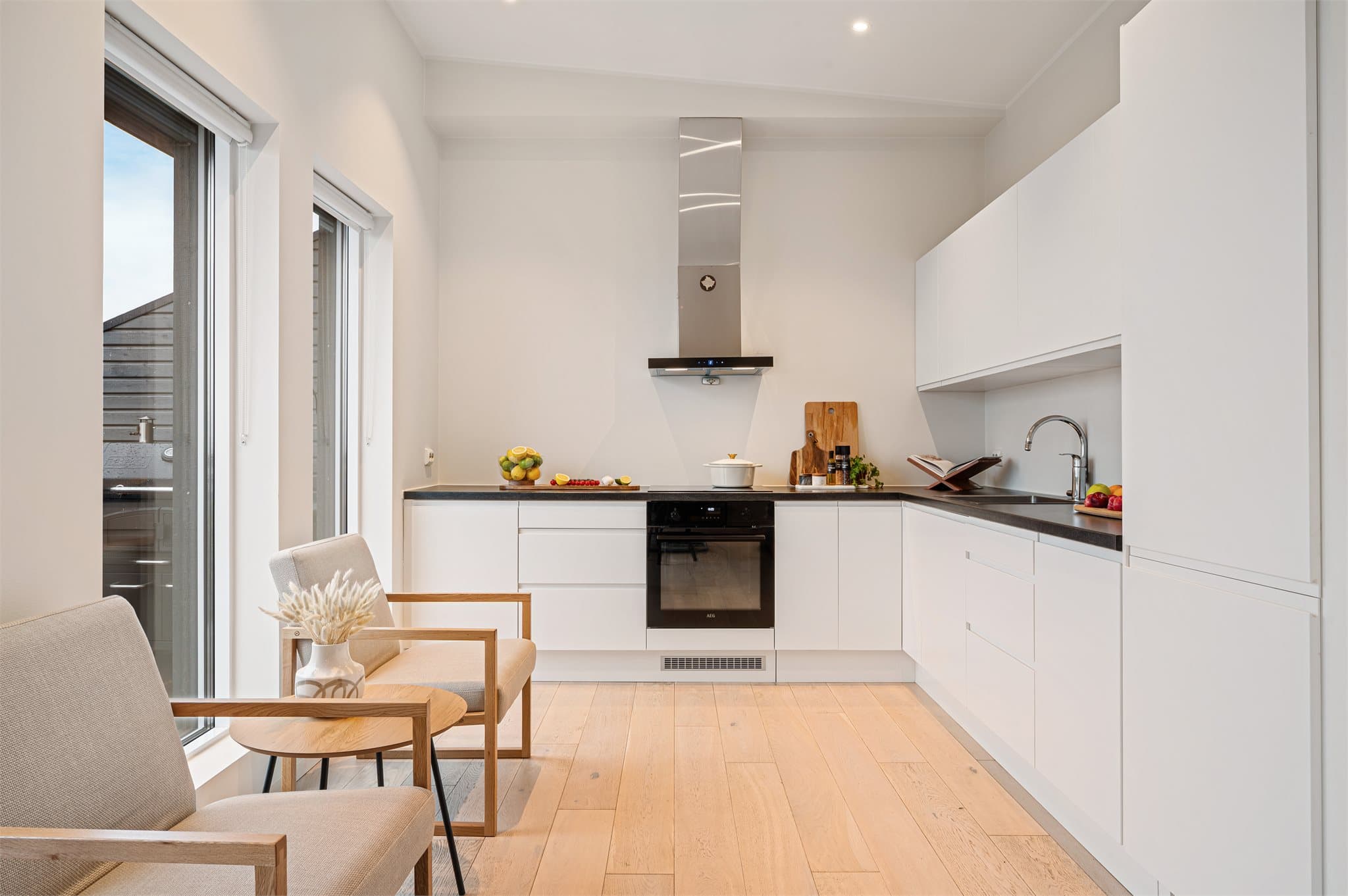 - Kjøkkeninnredning med slette fronter og benkeplate i laminat -