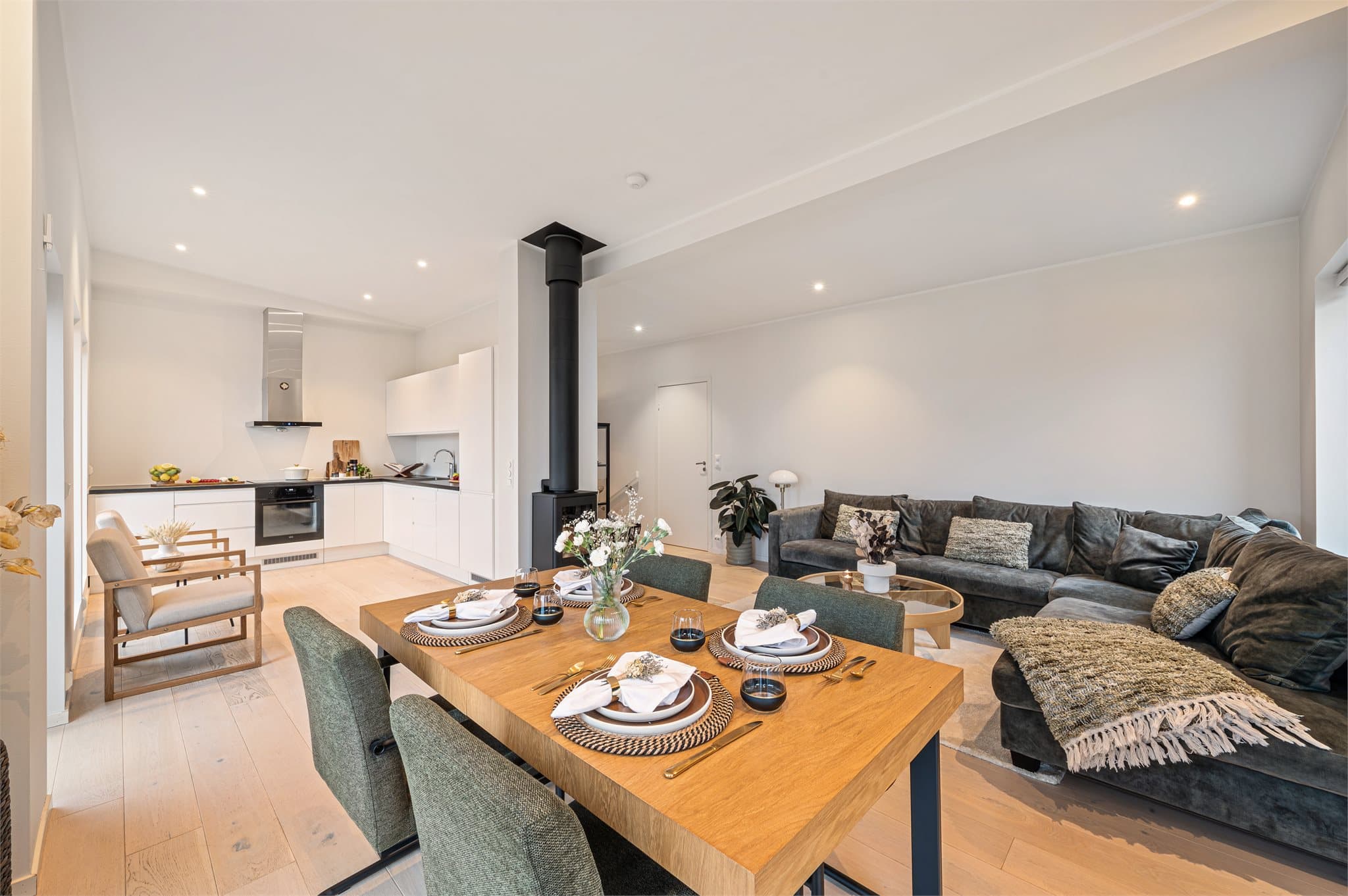 - Gjennomgående lik parkett på gulv skaper et nydelig helhetsinntrykk og en rød tråd gjennom boligen -