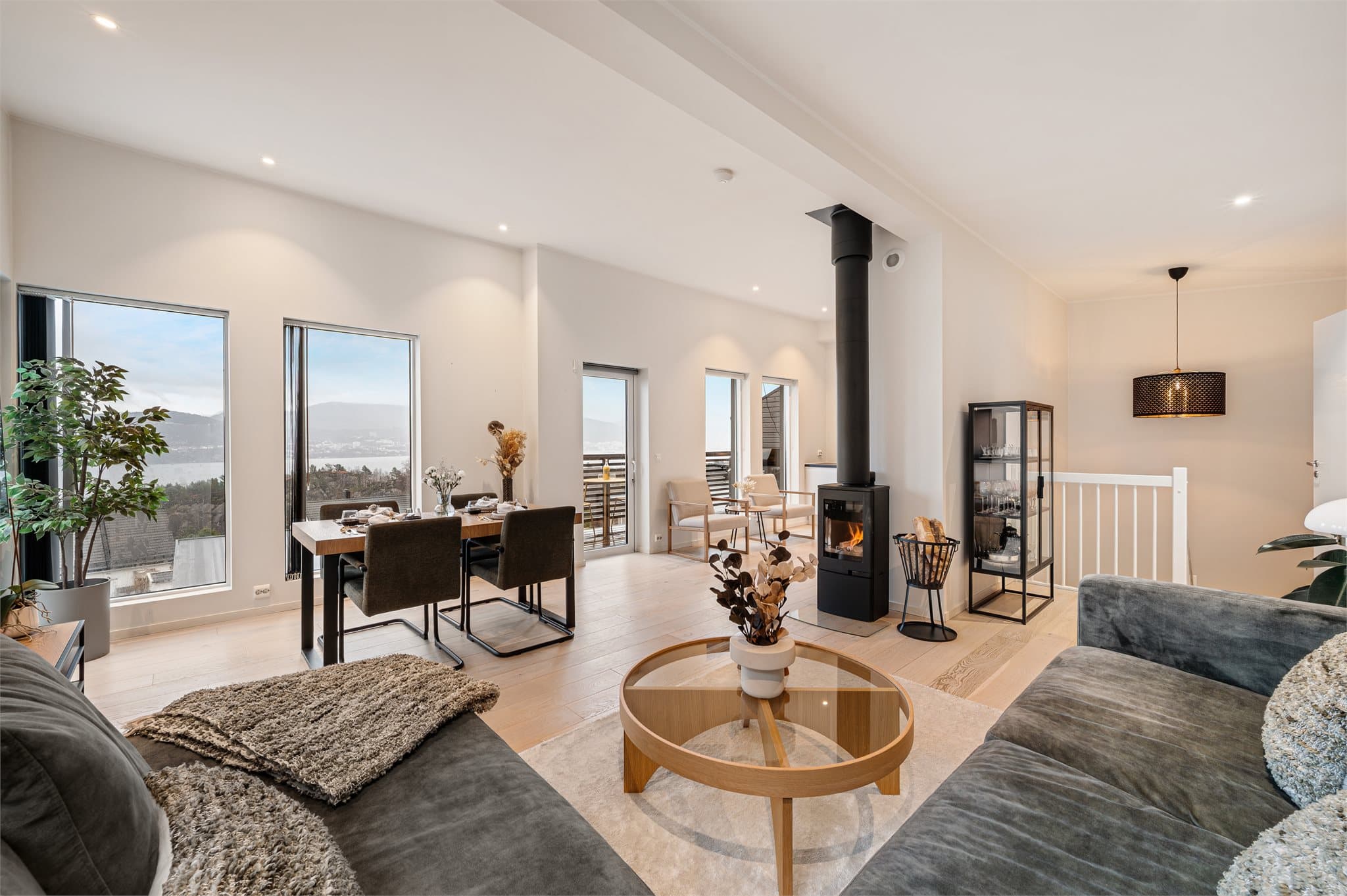 - Store vindusflater sørger for rikelig med naturlig lysinnslipp og nydelig utsyn, uten noen form for innsyn -