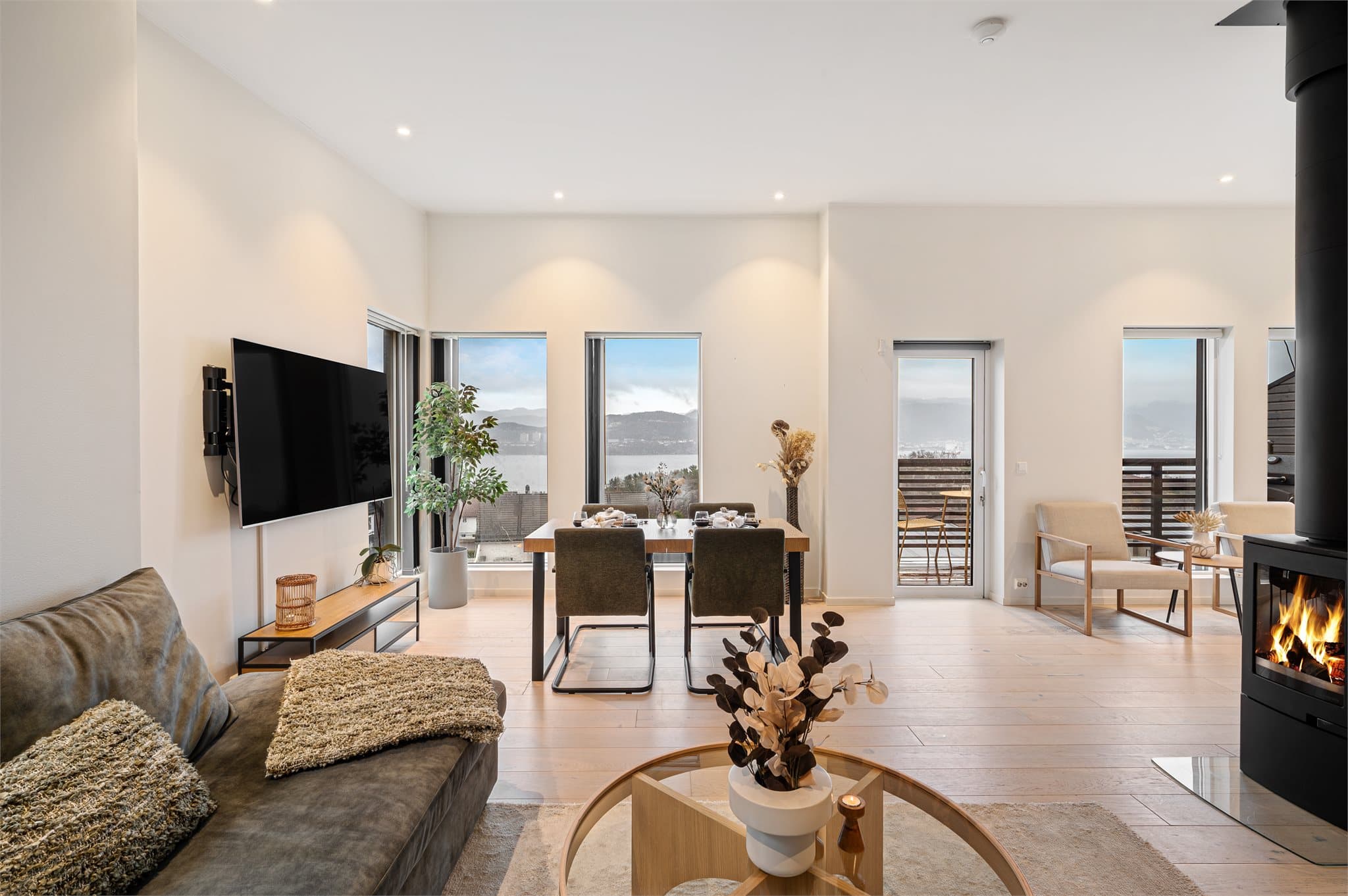 - Stue/kjøkken måler hele 34m². Utformingen gjør det enkelt å innrede med sofa- og spisegruppe i hver sin naturlige sone -