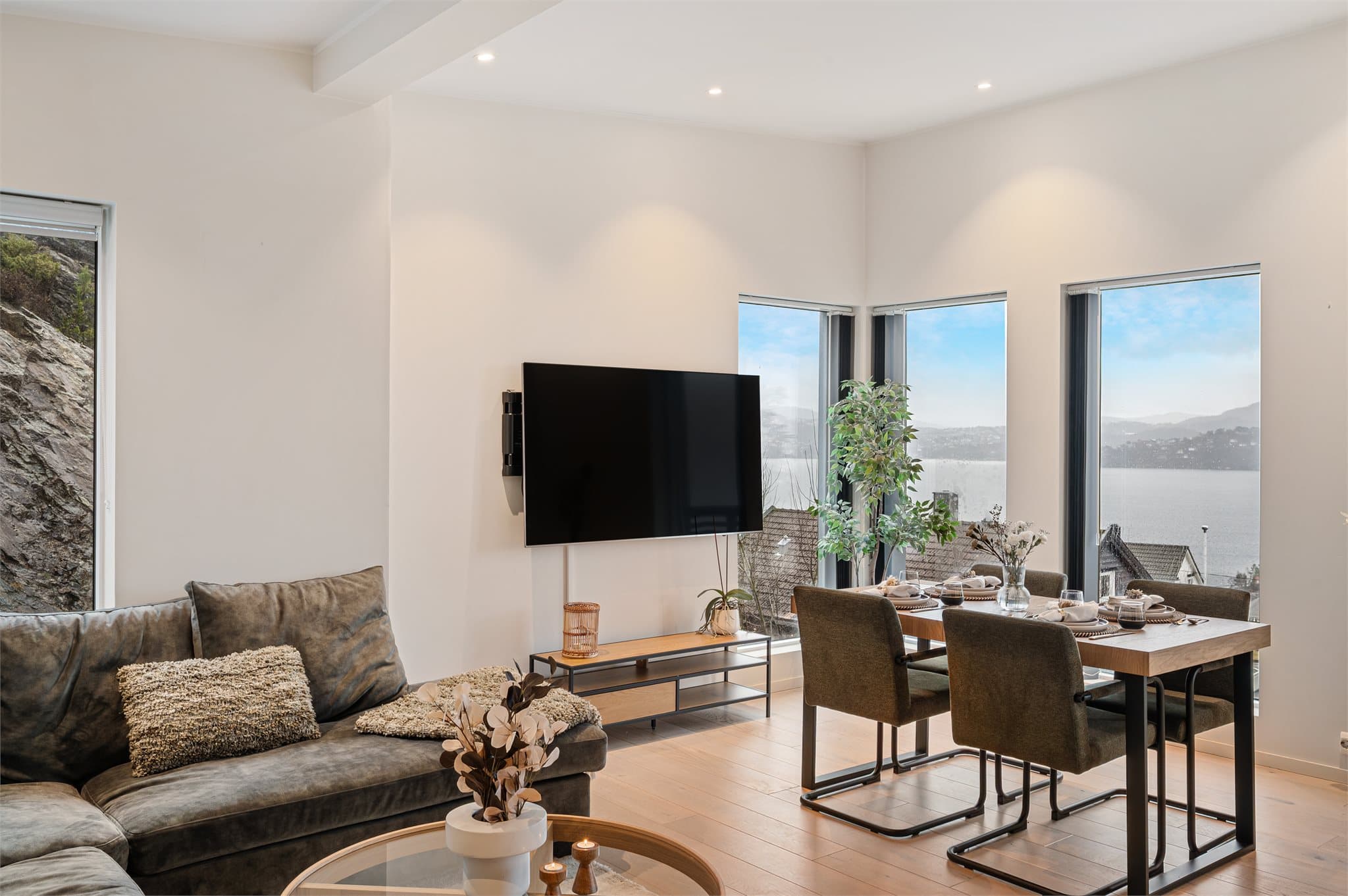 - Lekker halvpart av tomannsbolig med 87m² terrasseareal og nydelig sjøutsikt, beliggende i nærhet til det meste hverdagen har å by på! -