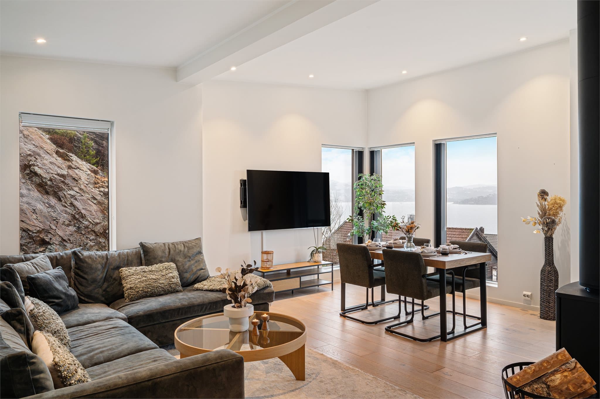 - Emera eiendomsmegling v/Hamza Yousaf Choudhary har gleden av å presentere Svartedalsvegen 72 -