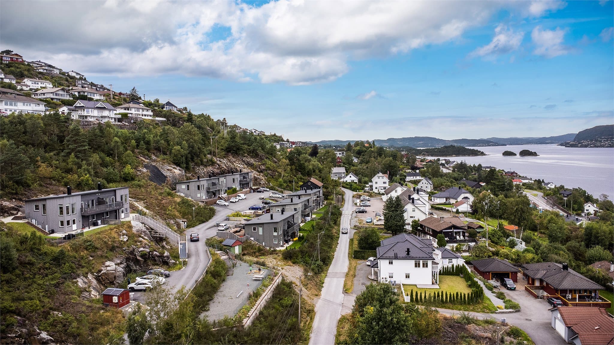 - 7 min kjøring til Kleppestø senter for et bredt handle- og servicetilbud -