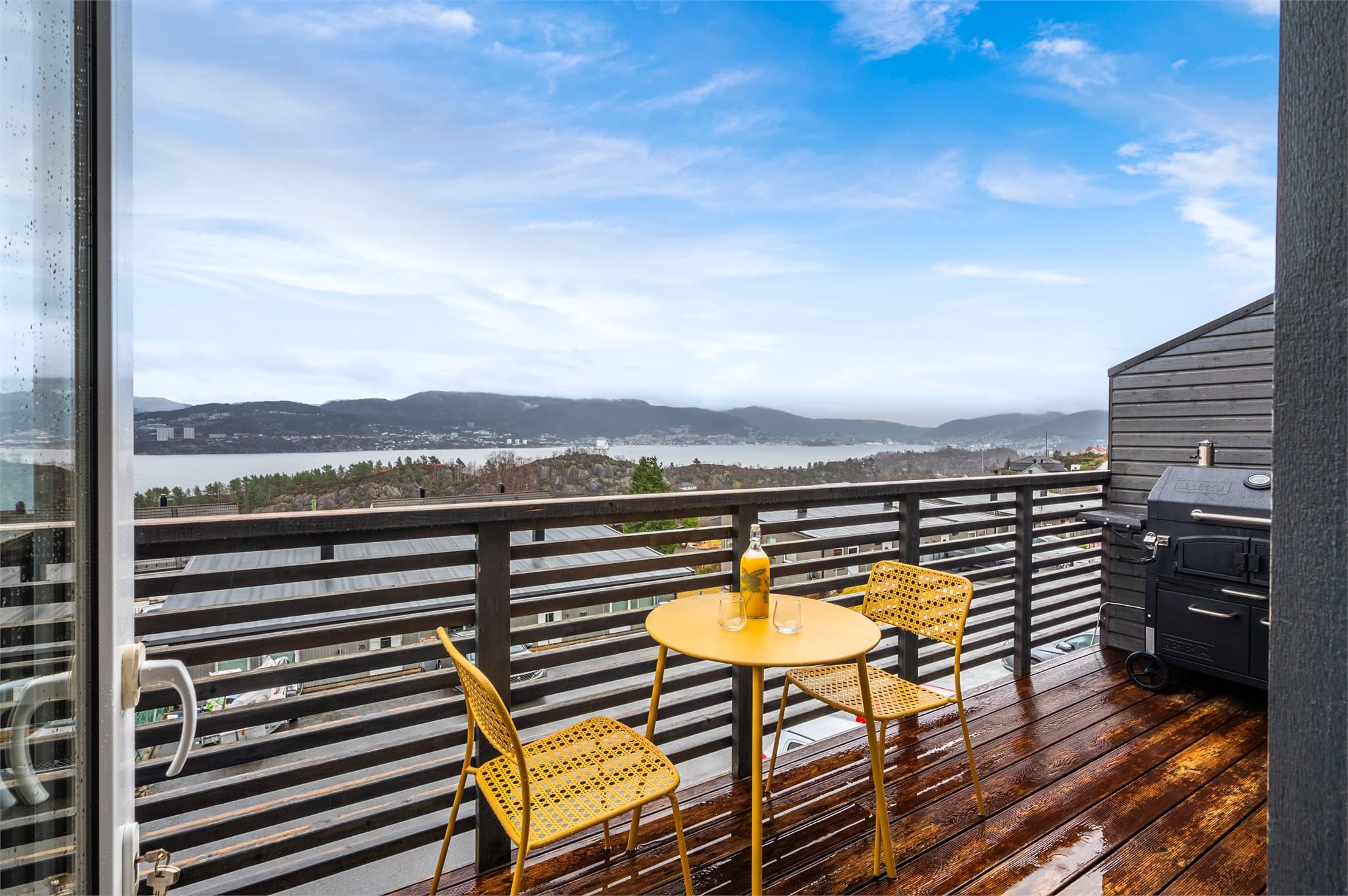 - Fra stue/kjøkken er det direkte adkomst til en herlig altan som måler 8,1m² -