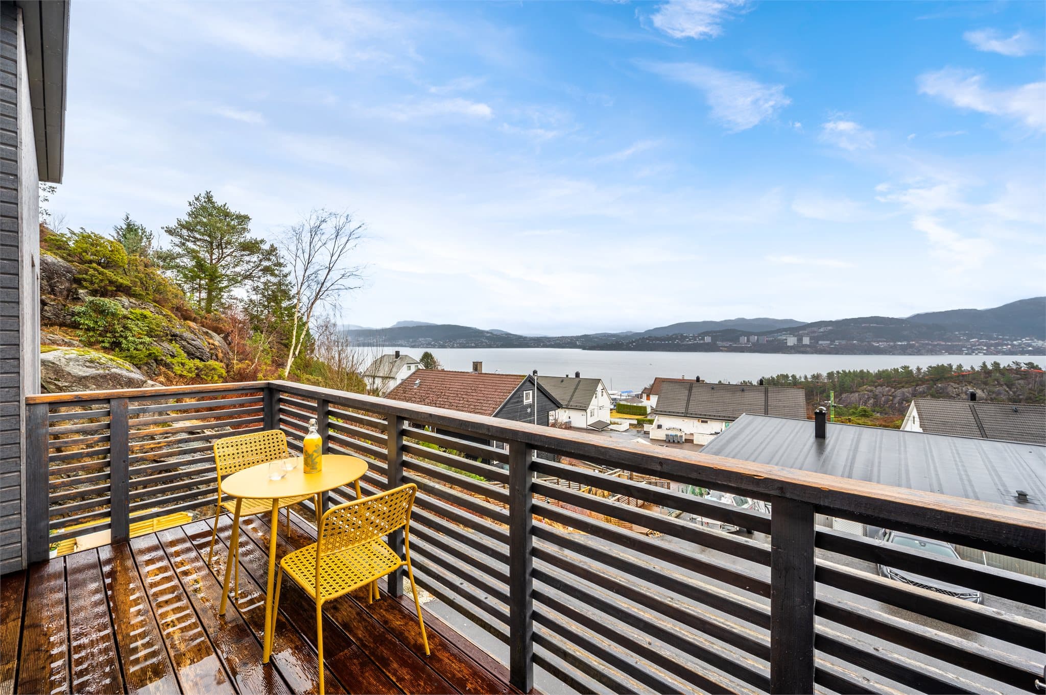 - Herfra har du nydelig utsikt utover byfjorden og mot majestetiske fjell -