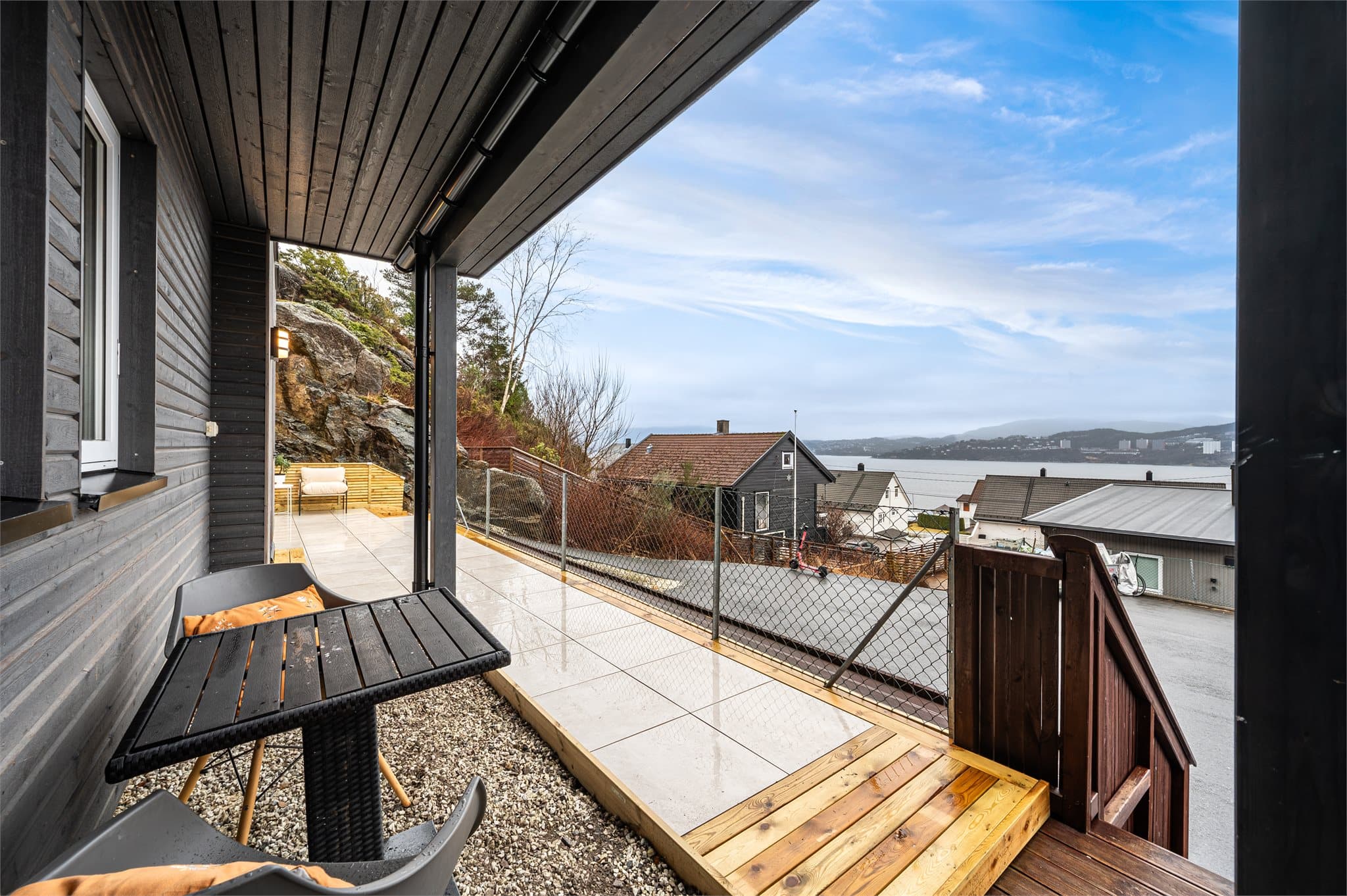 - Koselig med plass til sittegrupper i ulike soner -