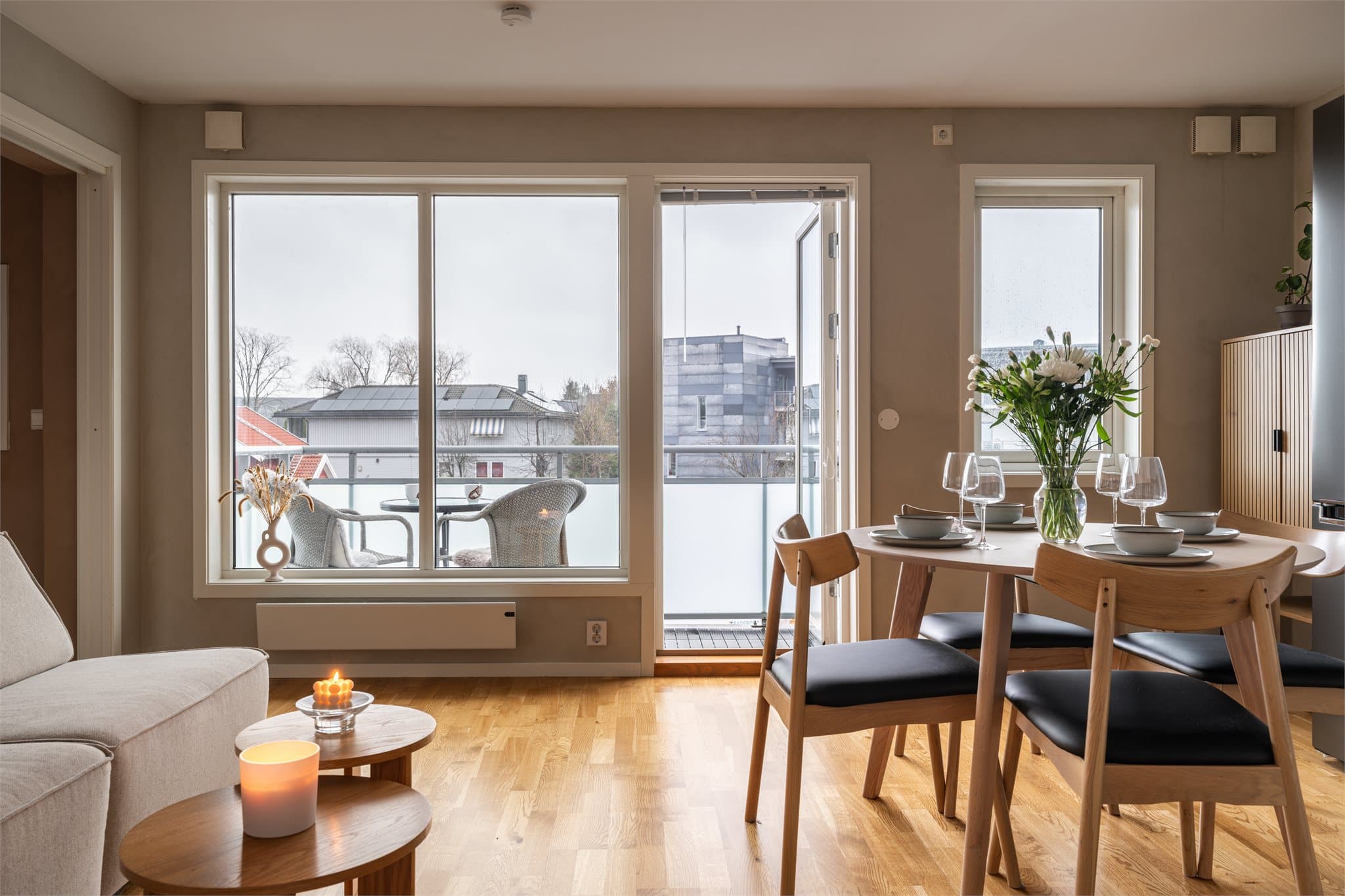 I stuen har du plass til sofagruppe, spisebord og tilhørende møblement. Stuen har store vindusflater som gir godt med naturlig lysinnslipp.