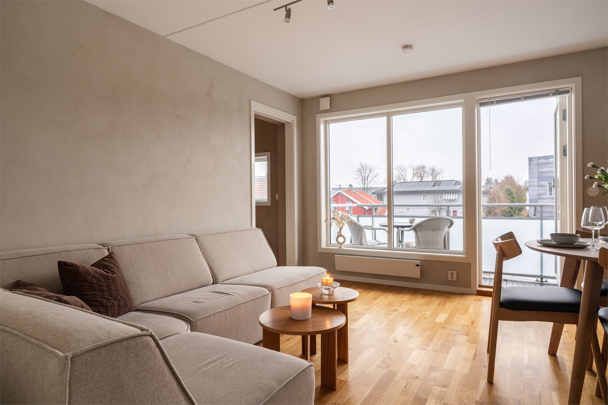 Veggoverflater i stue/kjøkken og soverom er malt opp i lune og behagelige farger.