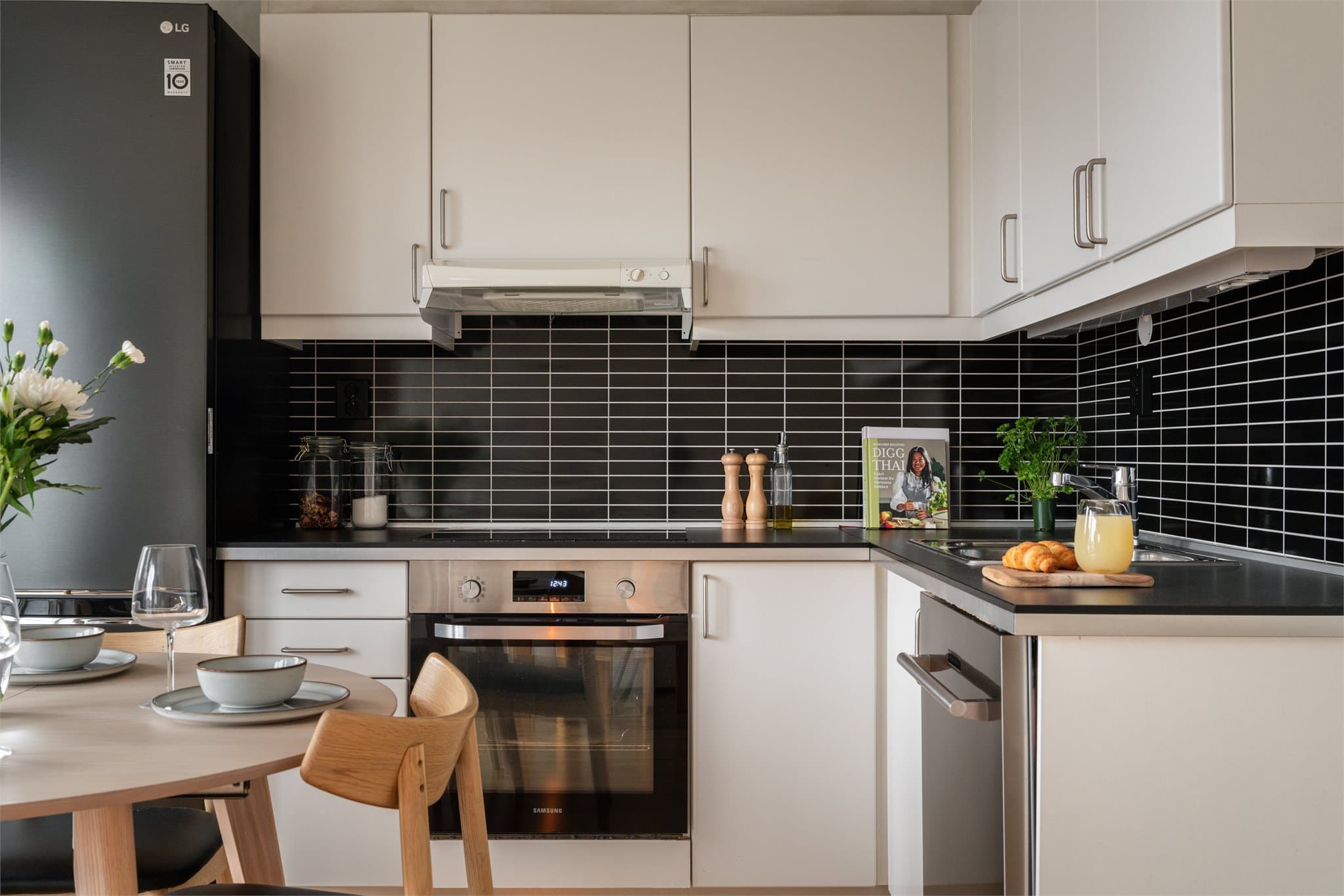 Videre har kjøkkenet opplegg for frittstående oppvaskmaskin, platetopp, stekeovn og kombiskap kjøl/frys.