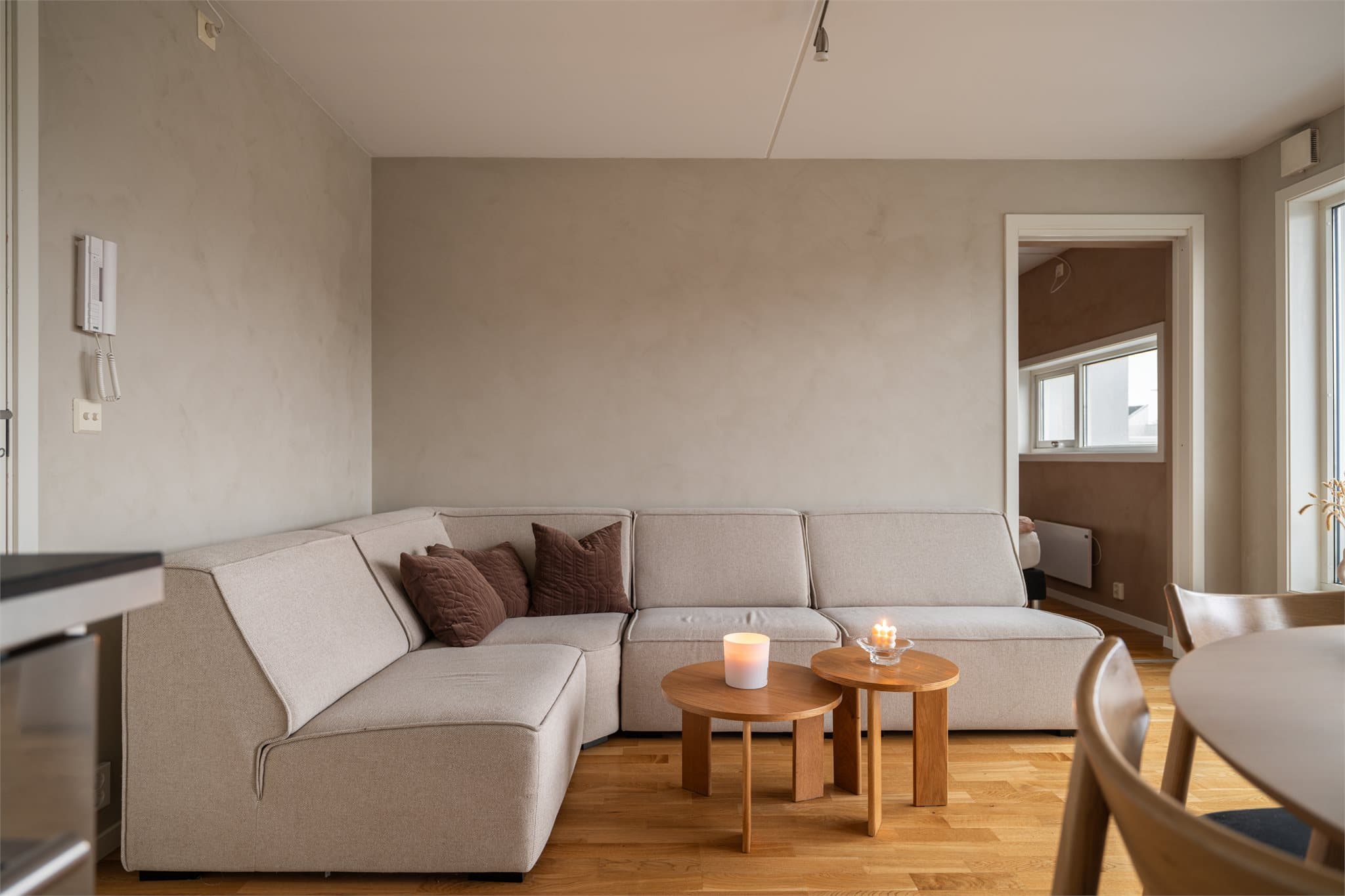 Dette er en lys og lekker 2-roms leilighet i 3.etg med heisadkomst. Perfekt førstegangskjøp!