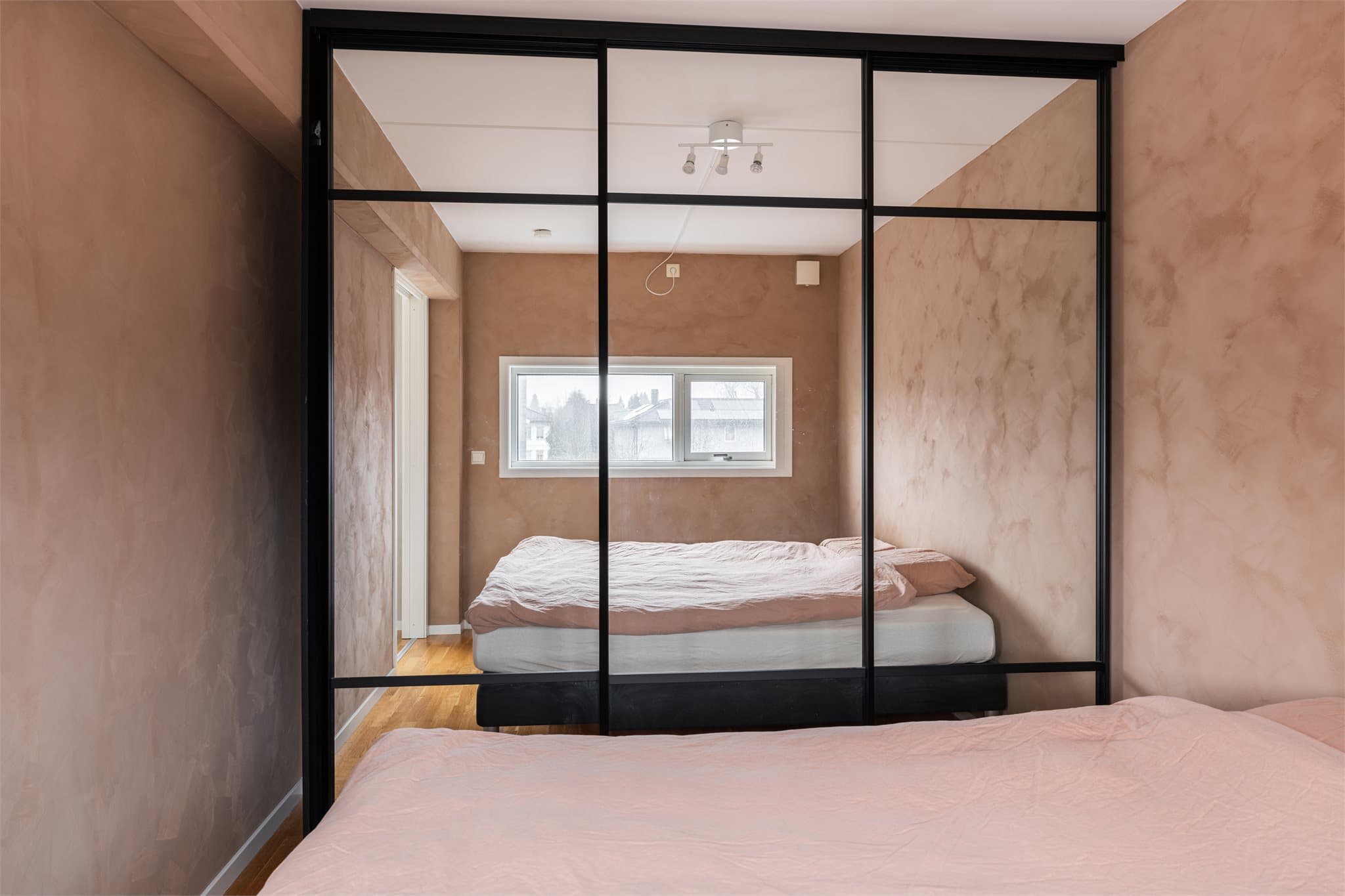 Det følger også en romslig skyvedørsgarderobe med speilfronter.