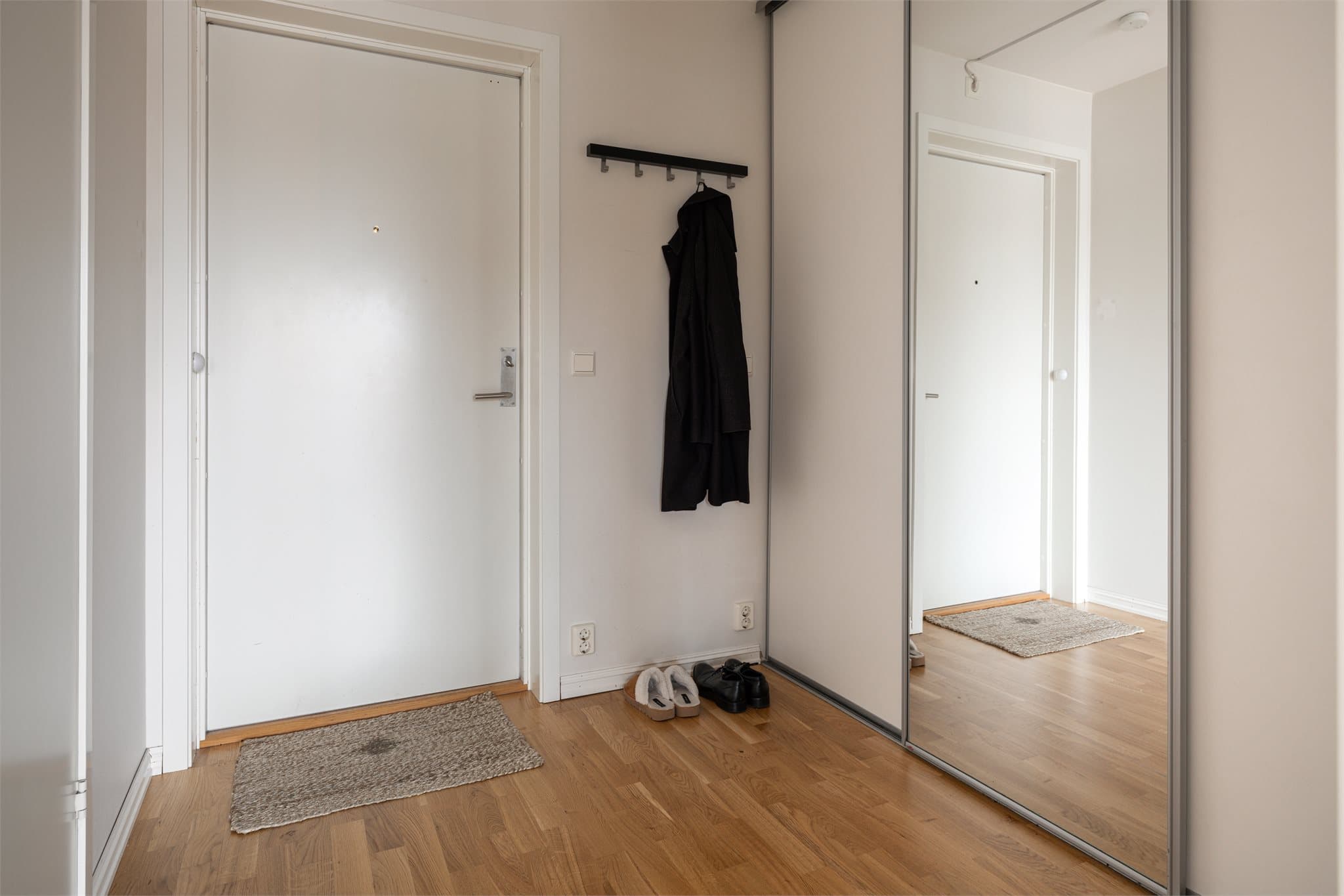 Fra bakkeplan eller garasjeanlegget tar heisen deg opp i 3. etasje. Inn døren til leiligheten kommer du inn i en romslig entré. Veggene er lysmalte og det er lagt parkett på gulv.