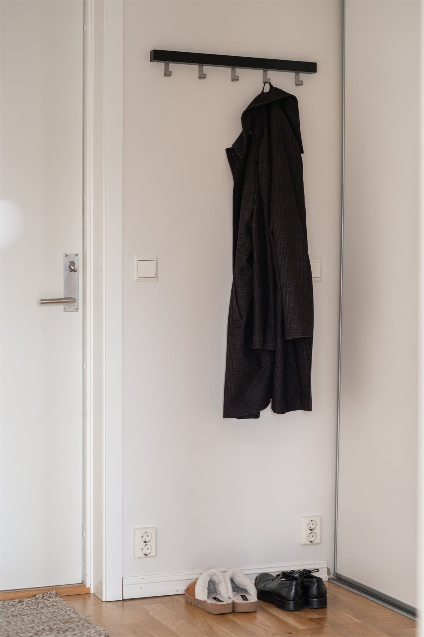 Det er plass til knaggrekke og skohylle.