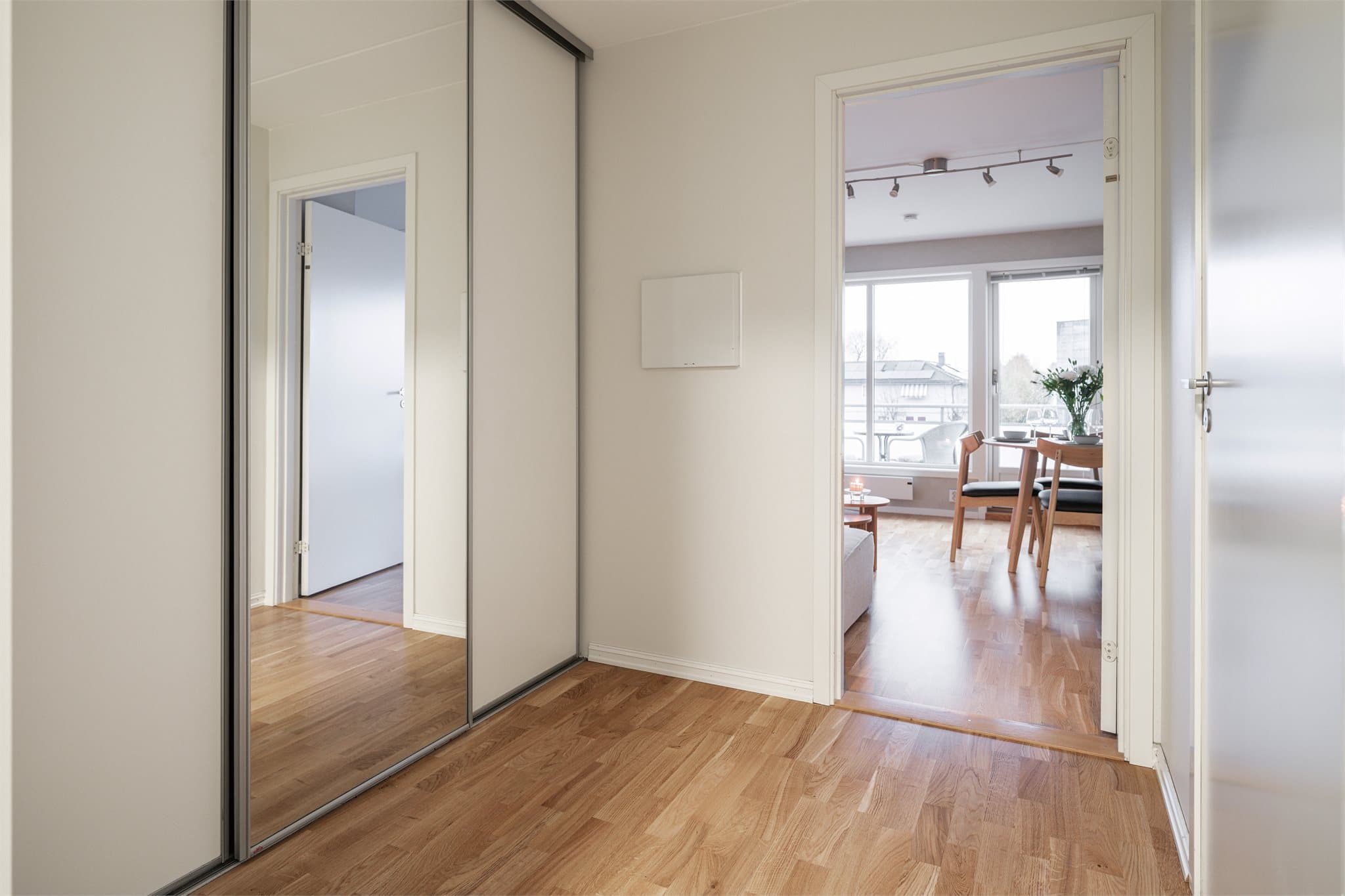 Det er montert en stor skyvedørsgarderobe med god dybde.