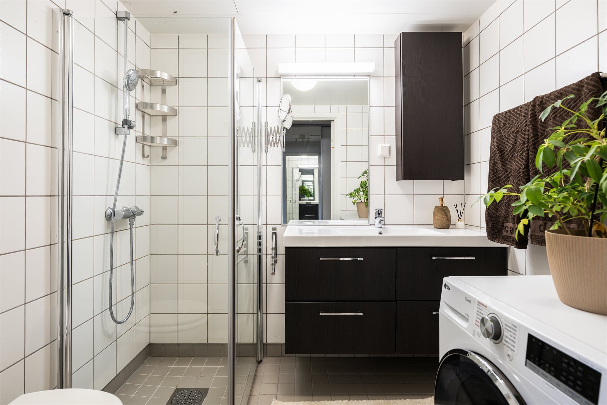 Prefabrikkerte baderomsmodul fra byggeårene med flislagt gulv med gulvvarme og flislagte vegger.