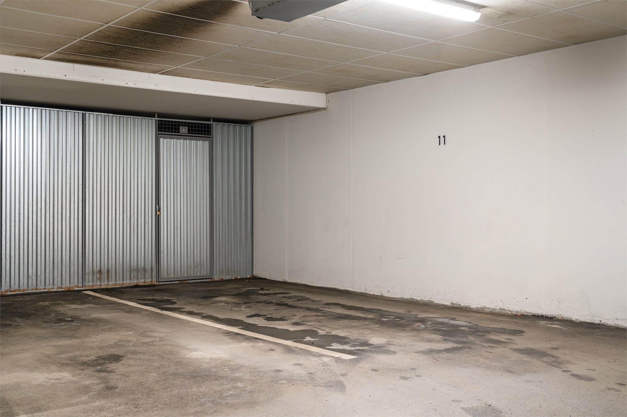 Det medfølger en bruksrett til biloppstillingsplass i garasjeanlegg. Her disponerer man også en bod.