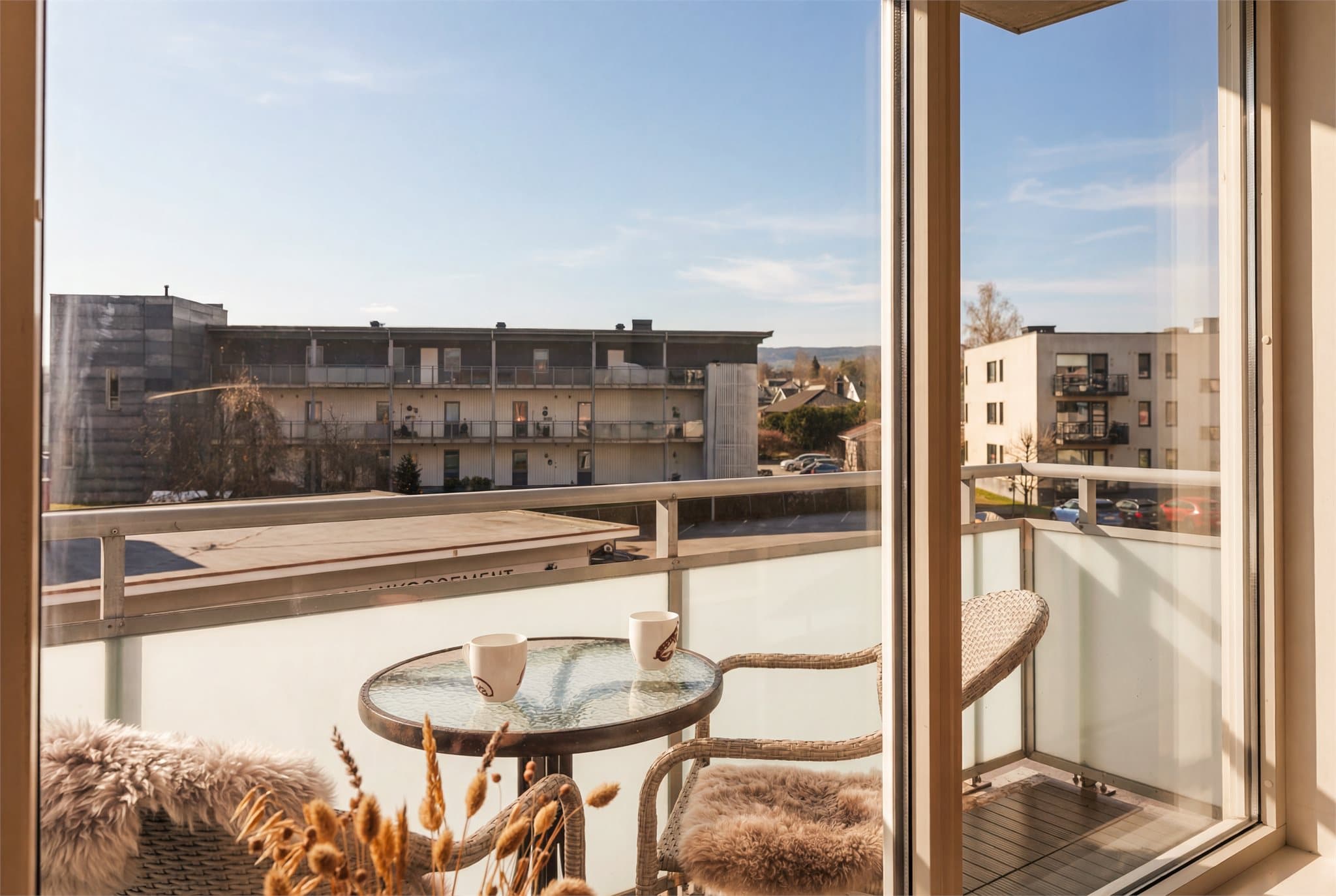 Fra stuen er det utgang til koselig balkong på ca. 3 kvm.