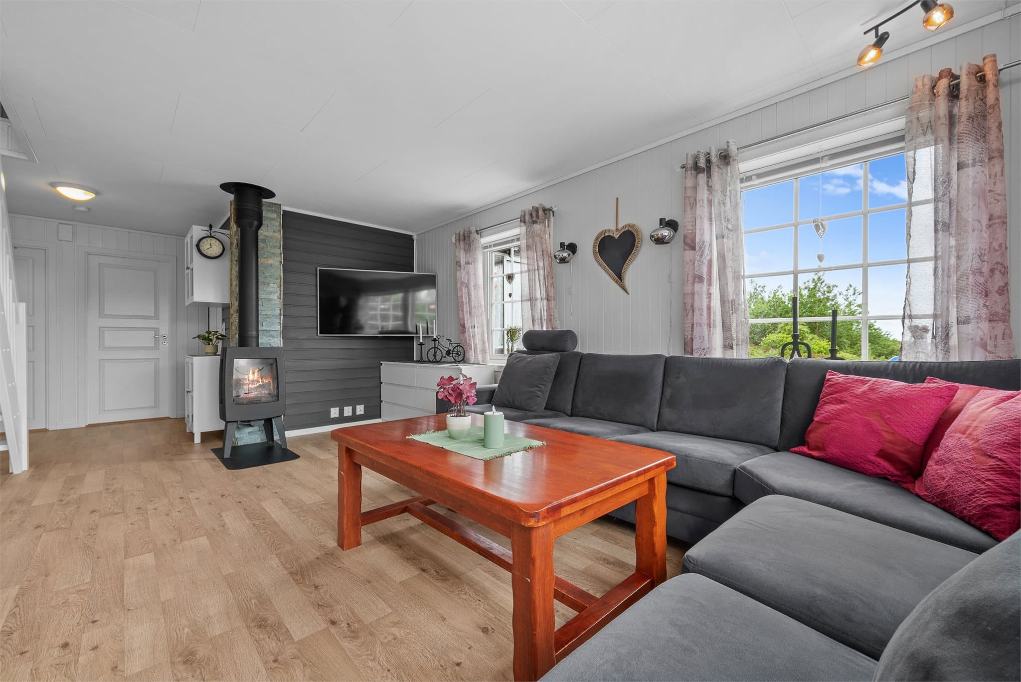 I stuen er det en peisovn som gir god varme og ekstra hygge på kalde vinterdager.