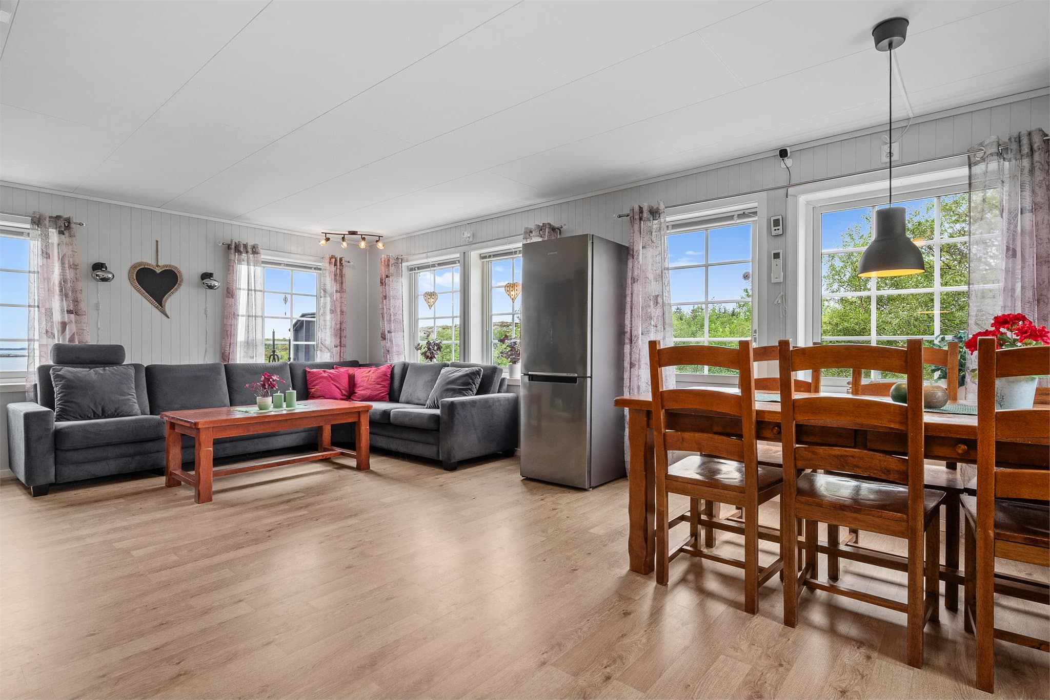 Stuen har plass til en sofa med god størrelse og øvrig møblement.