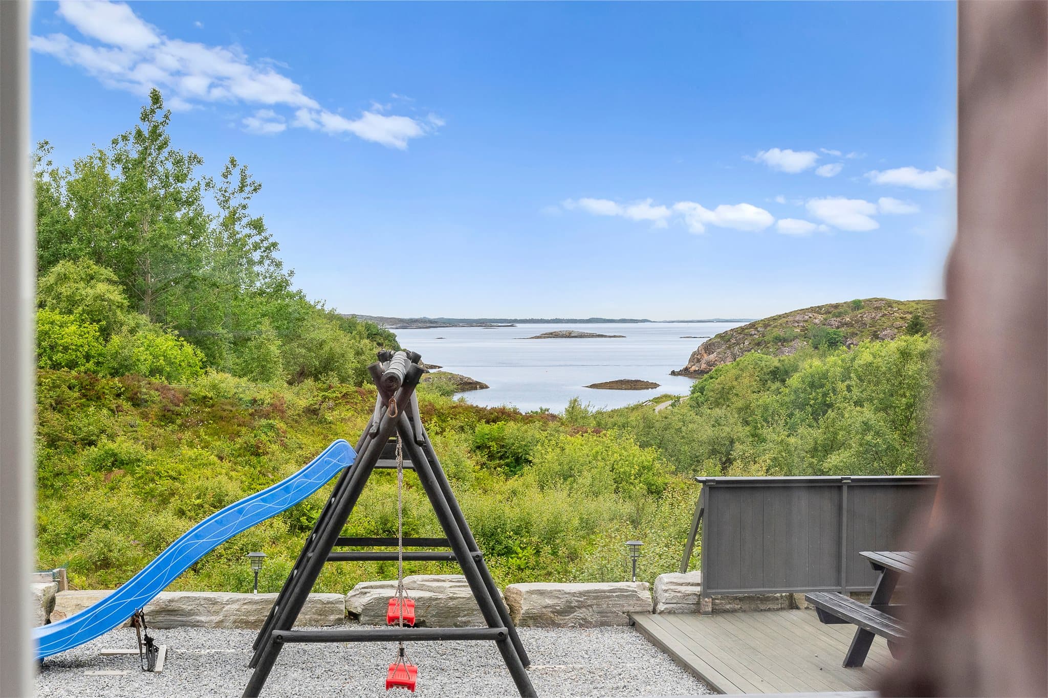 Fra boligen er det flott utsikt mot sjøen og omkringliggende grøntområder.
