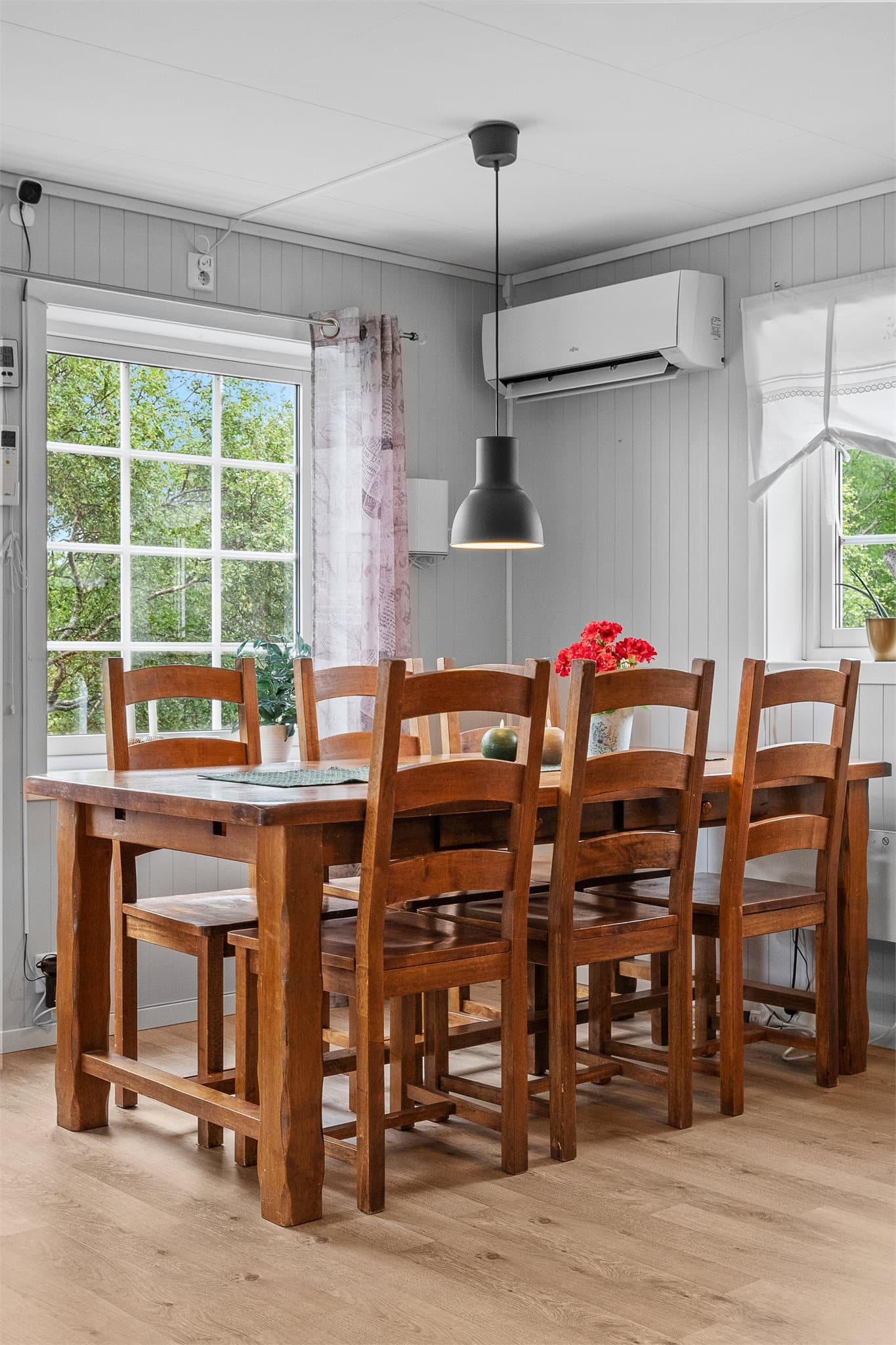 Her er det god plass til en større spisegruppe, perfekt for hyggelige sammenkomster med familie og venner.