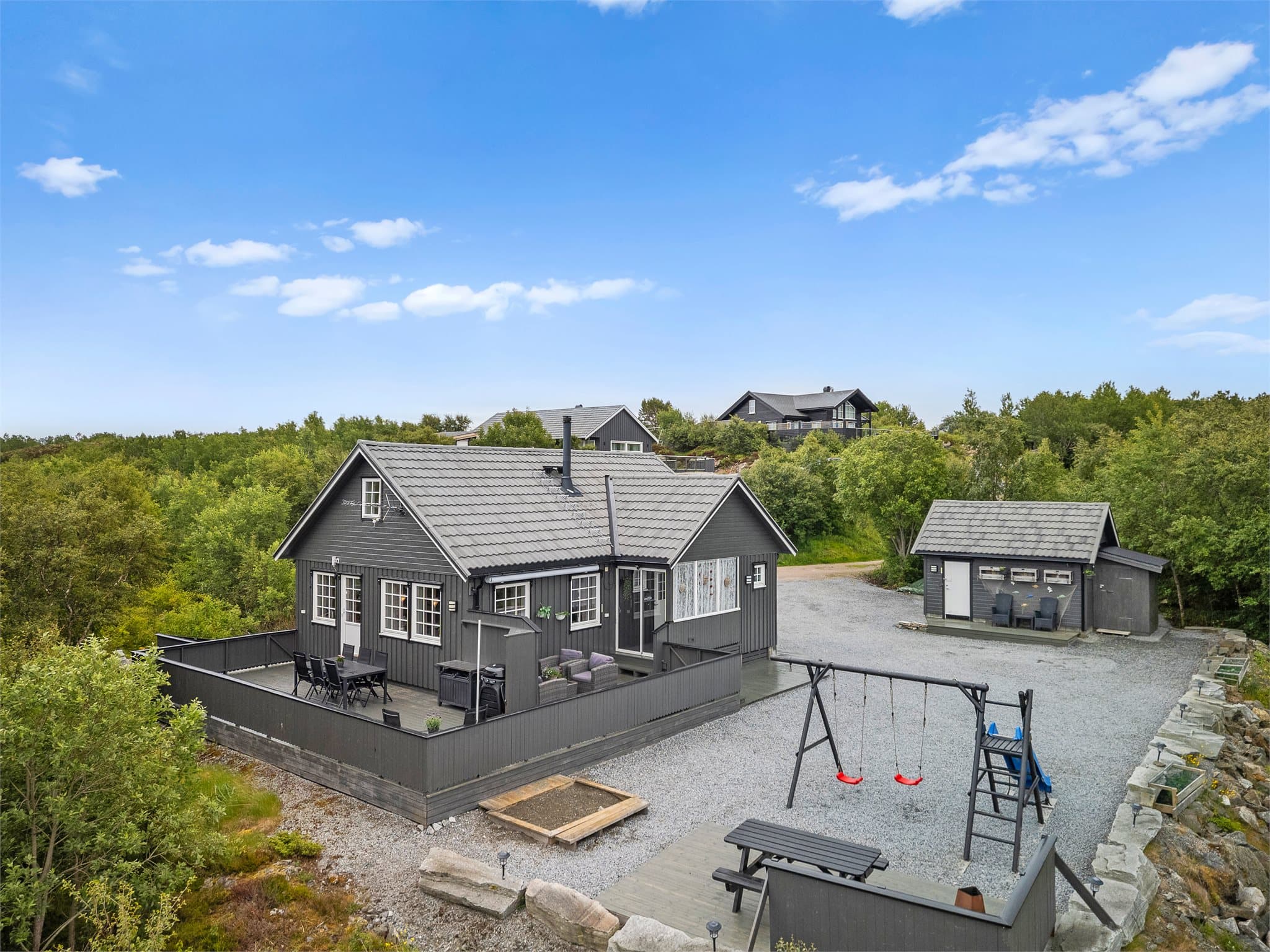 Emera eiendomsmegling v/Eskil Wahl ønsker velkommen til Sildvågveien 19! Foto: Haukdal interiørfoto.