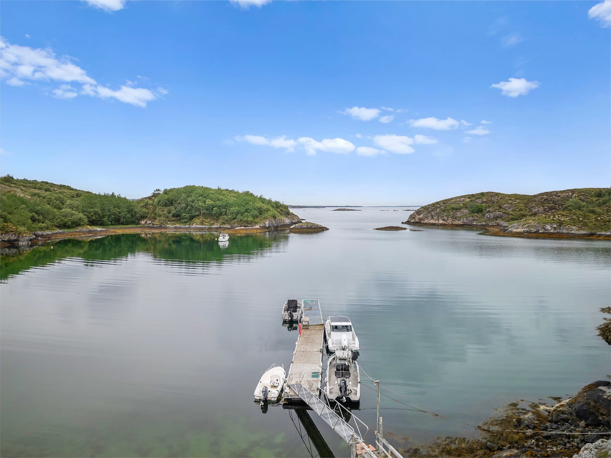 Boligen har en attraktiv beliggenhet nær sjøen med flotte bademuligheter.