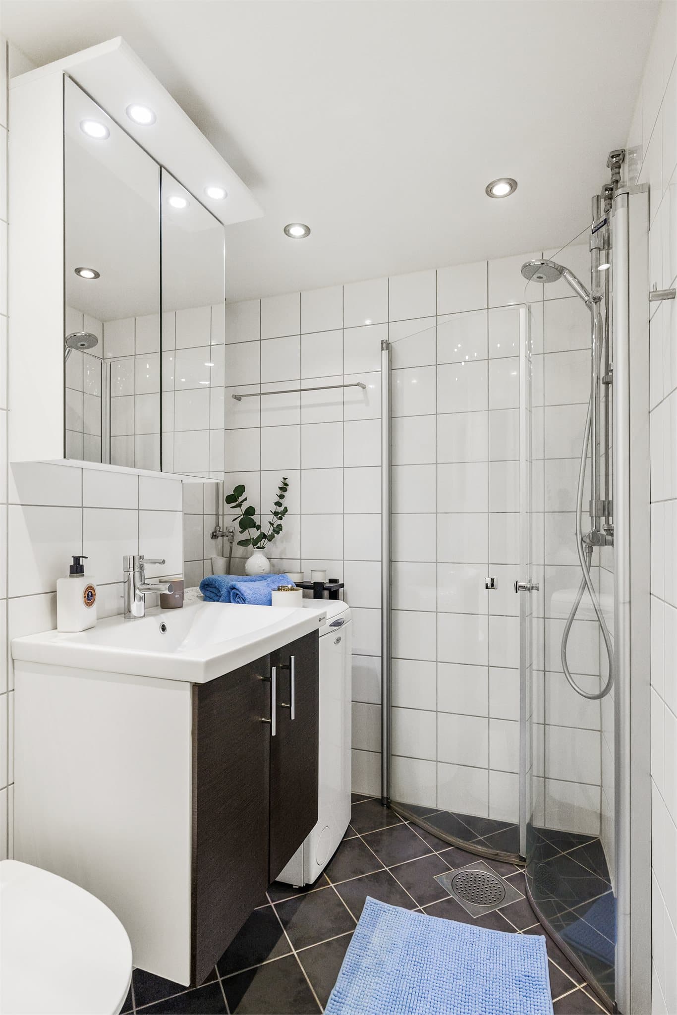 Tidløst og pent baderom som ble pusset opp i regi av borettslaget i 2012.