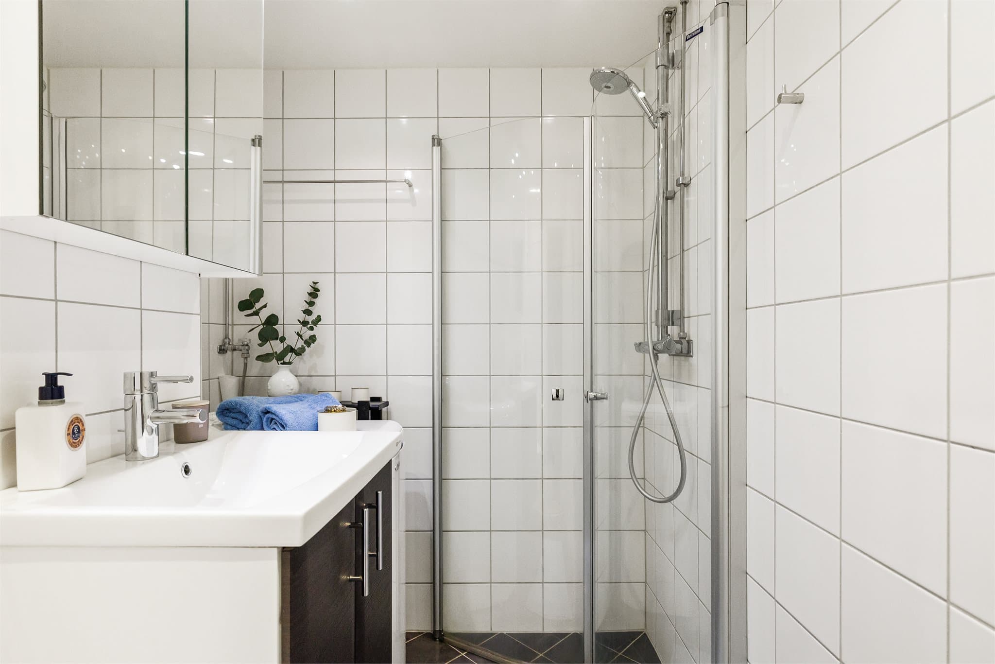 Det ble montert nye led downlights på badet i 2025.