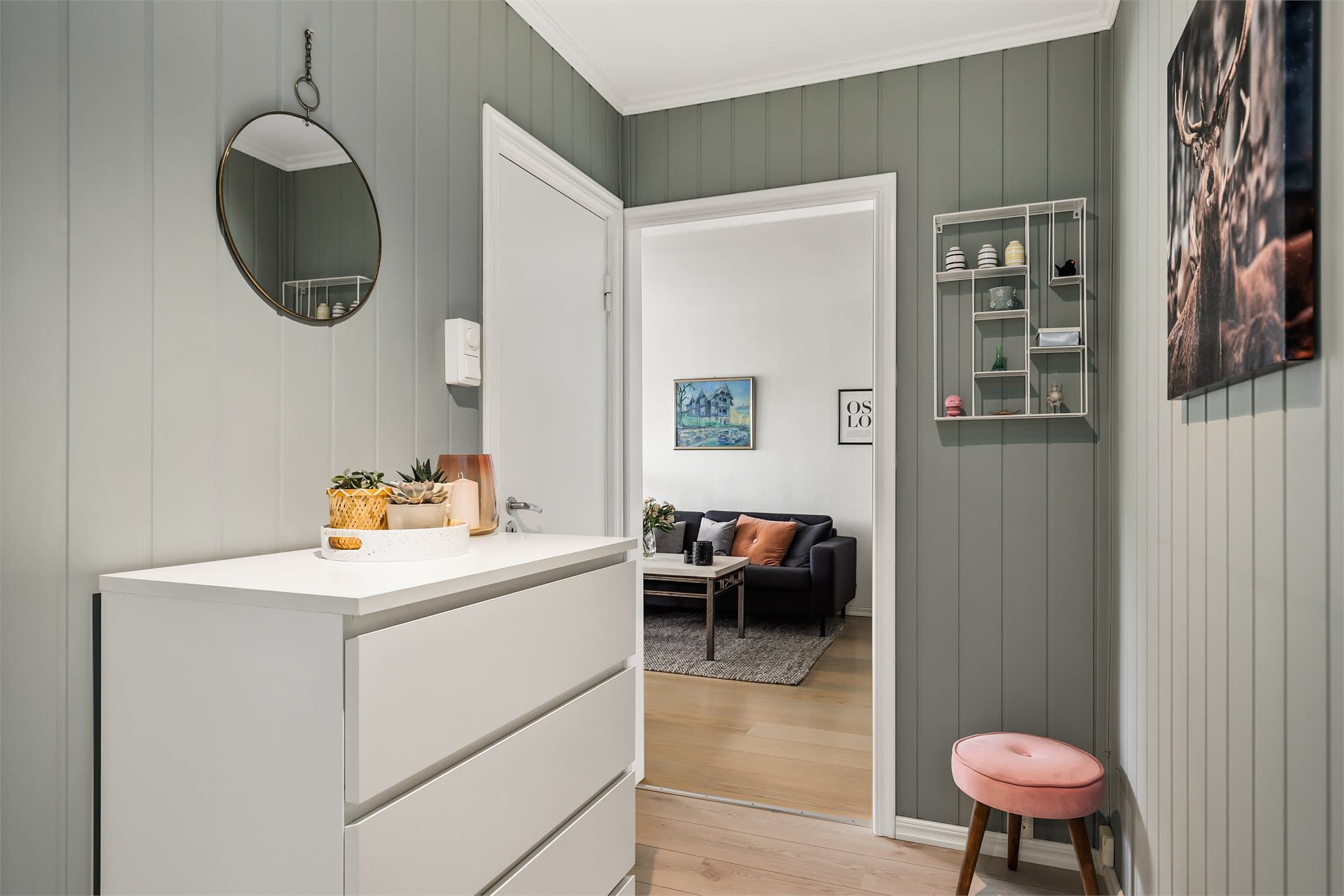 Entréen oppleves romslig med gode løsninger for oppbevaring.