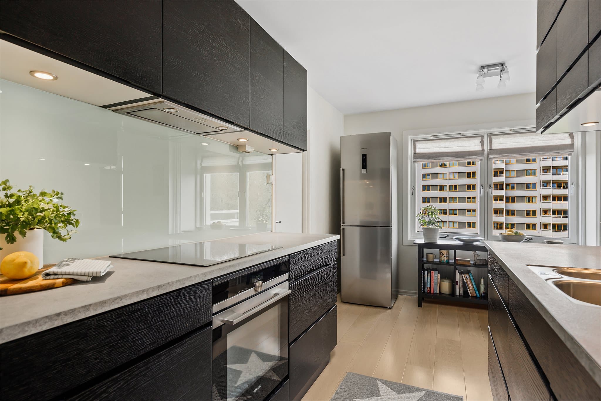 Kjøkkeninnredning med pene fronter og benkeplate av laminat.