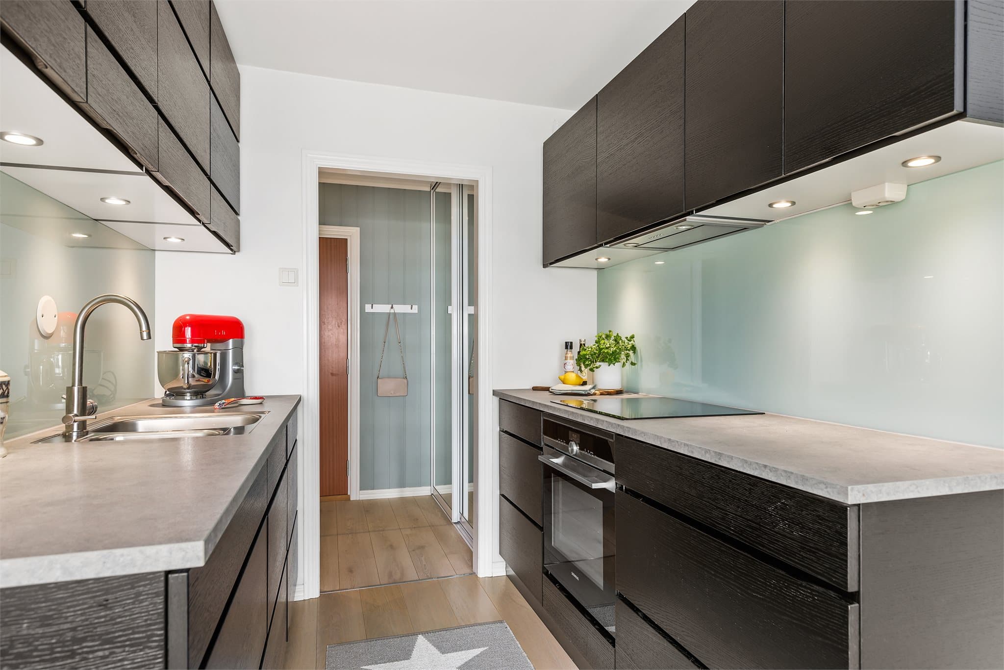 På kjøkkenet er det godt med skap- og benkeplass.