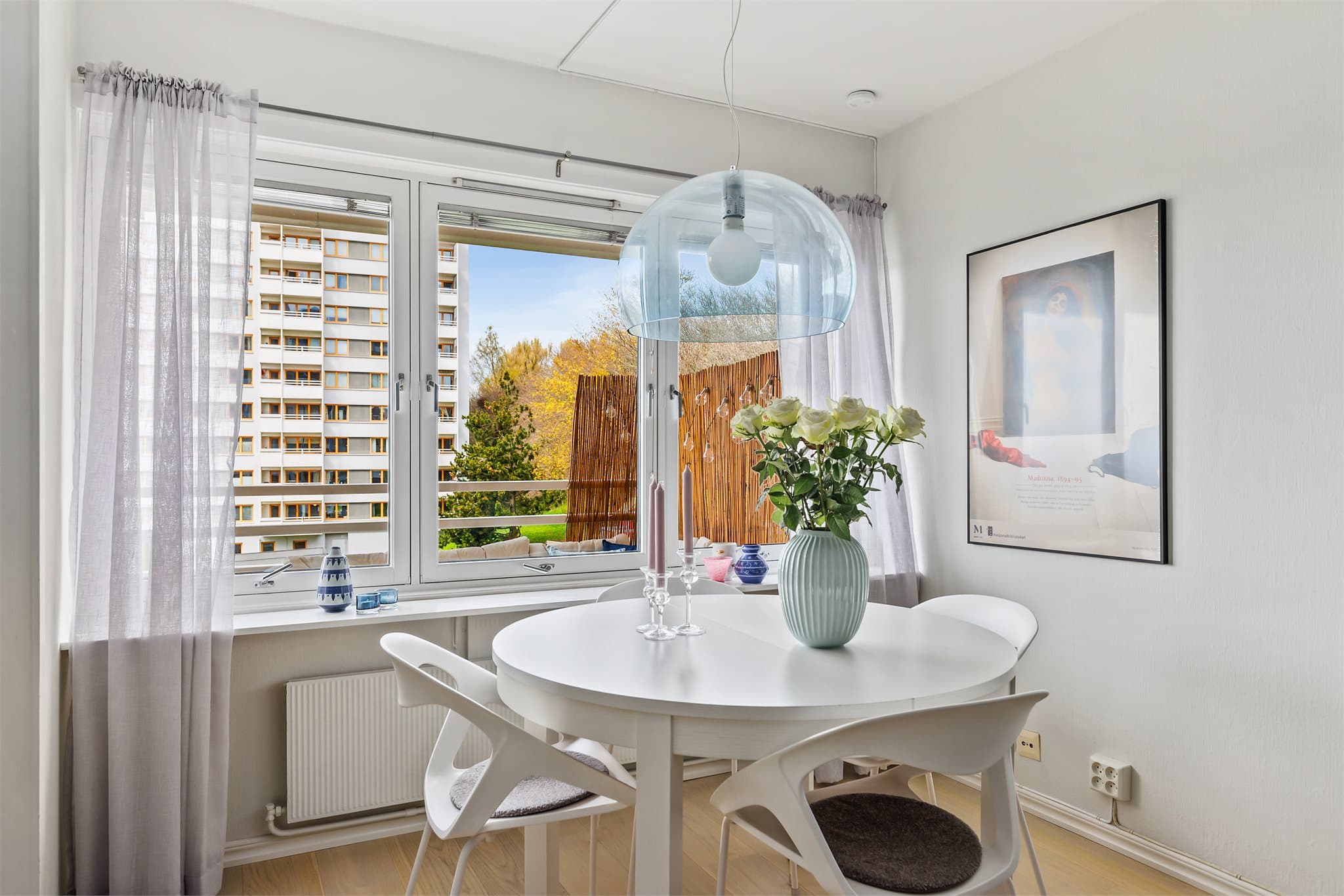 God plass til et koselig spisebord i stuen.