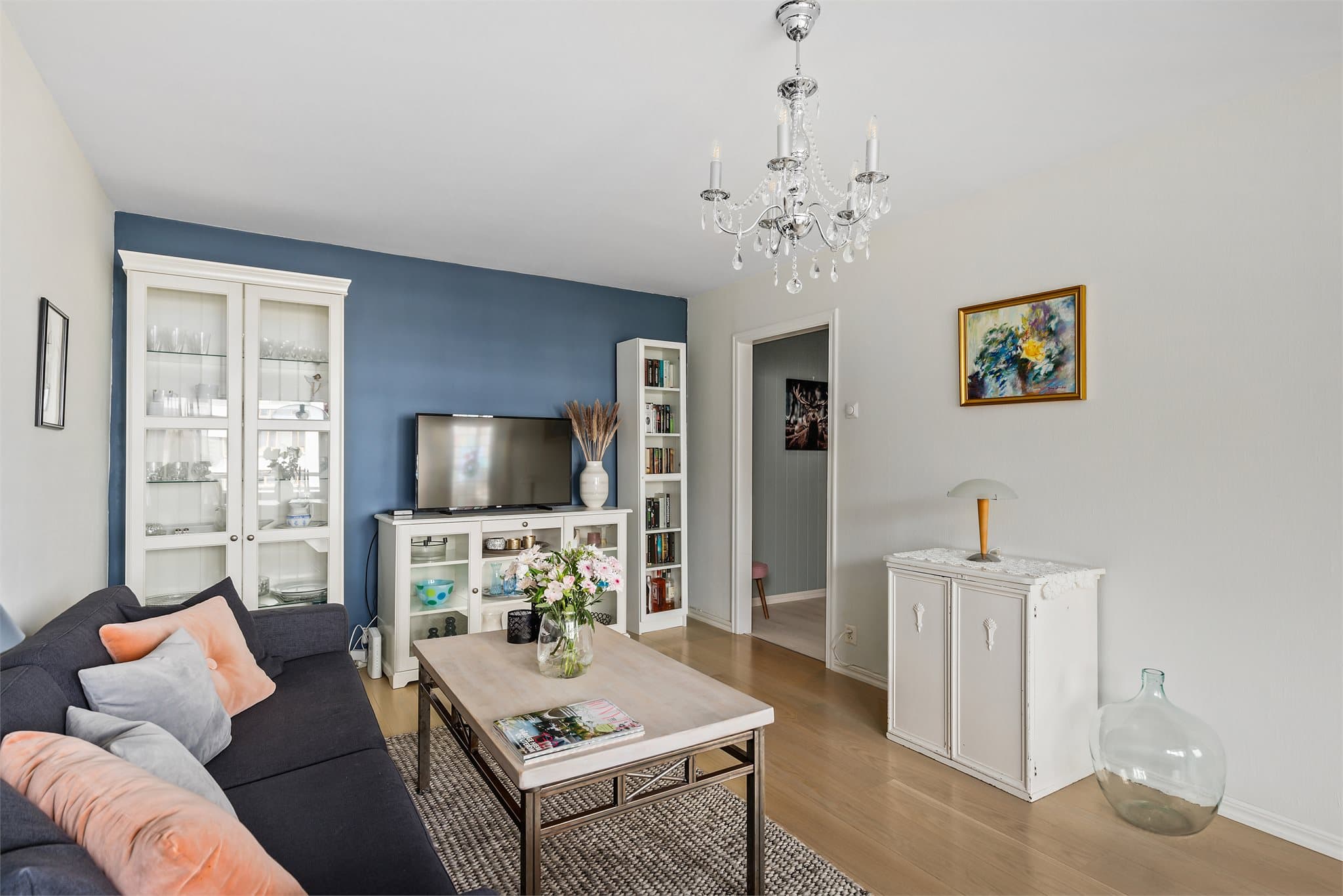 Ny parkett lagt i leiligheten i 2016, med unntak av et slitesterkt laminatgulv i entreen.