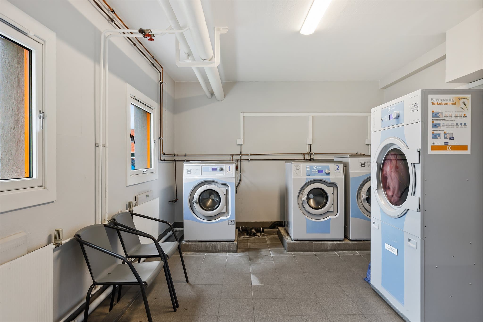 Det er fellesvaskeri i hver blokk som skal brukes i henhold til gjeldende regler.