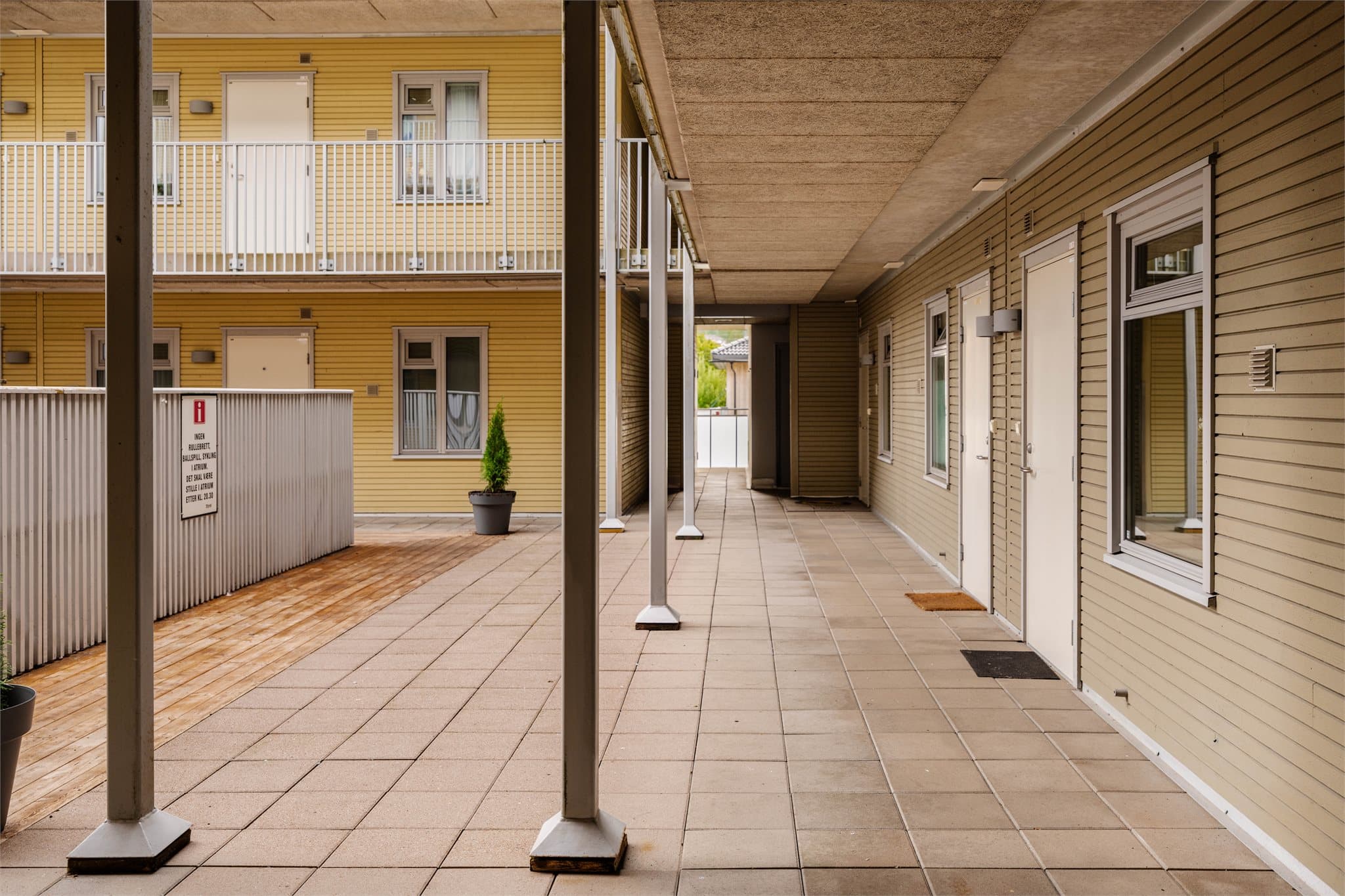 Leiligheten har en svært sentral og attraktiv beliggenhet midt i hjertet av Strømmen, med et bredt utvalg av servicetilbud, handel og kollektivtransport rett utenfor døren.
