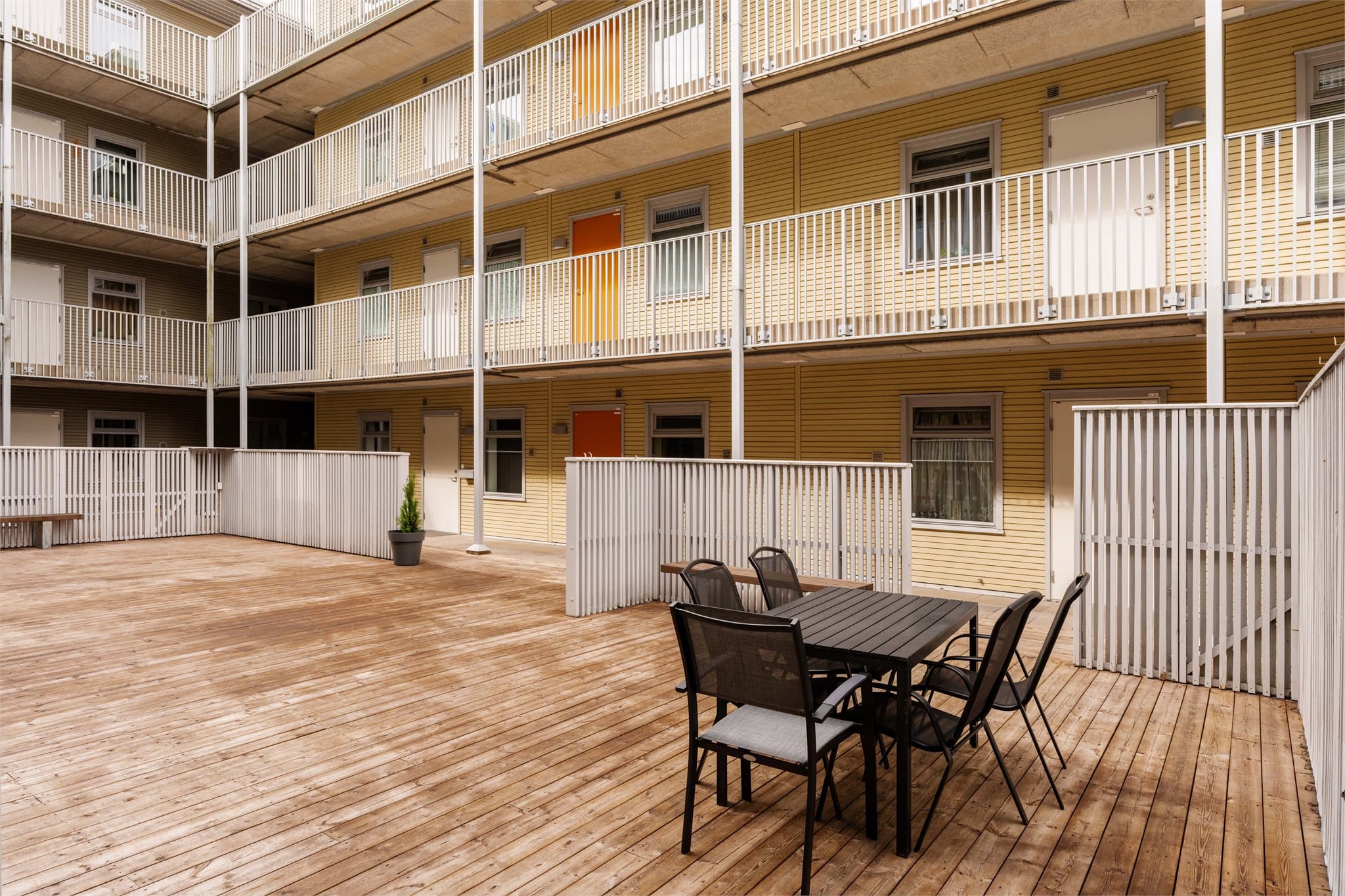 Opparbeidet atrium med flere samlingsplasser for beboerne.