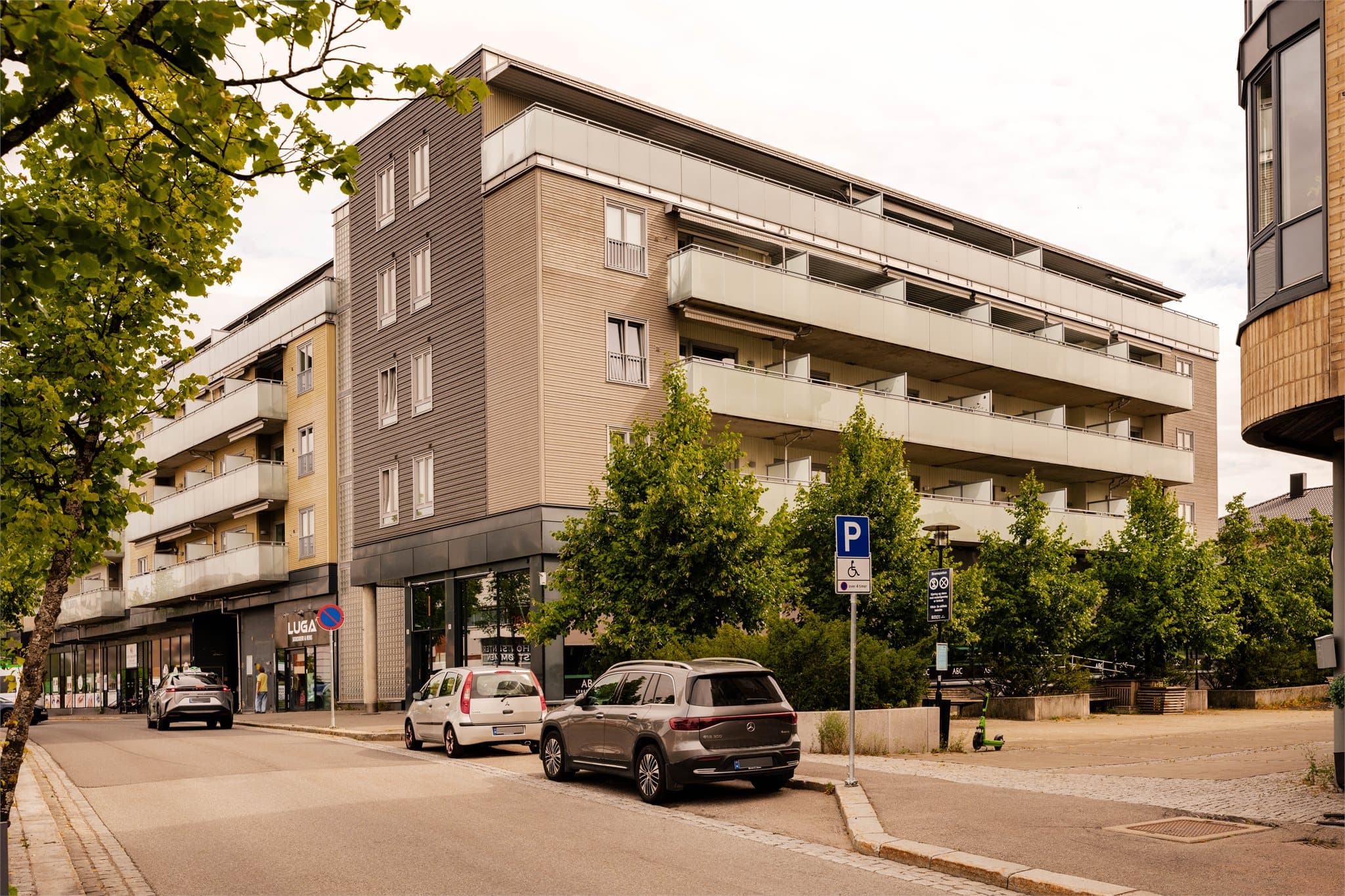 Kort gangavstand til Strømmen stasjon (ca. 8 min) med L1-linjen mot Oslo S.
