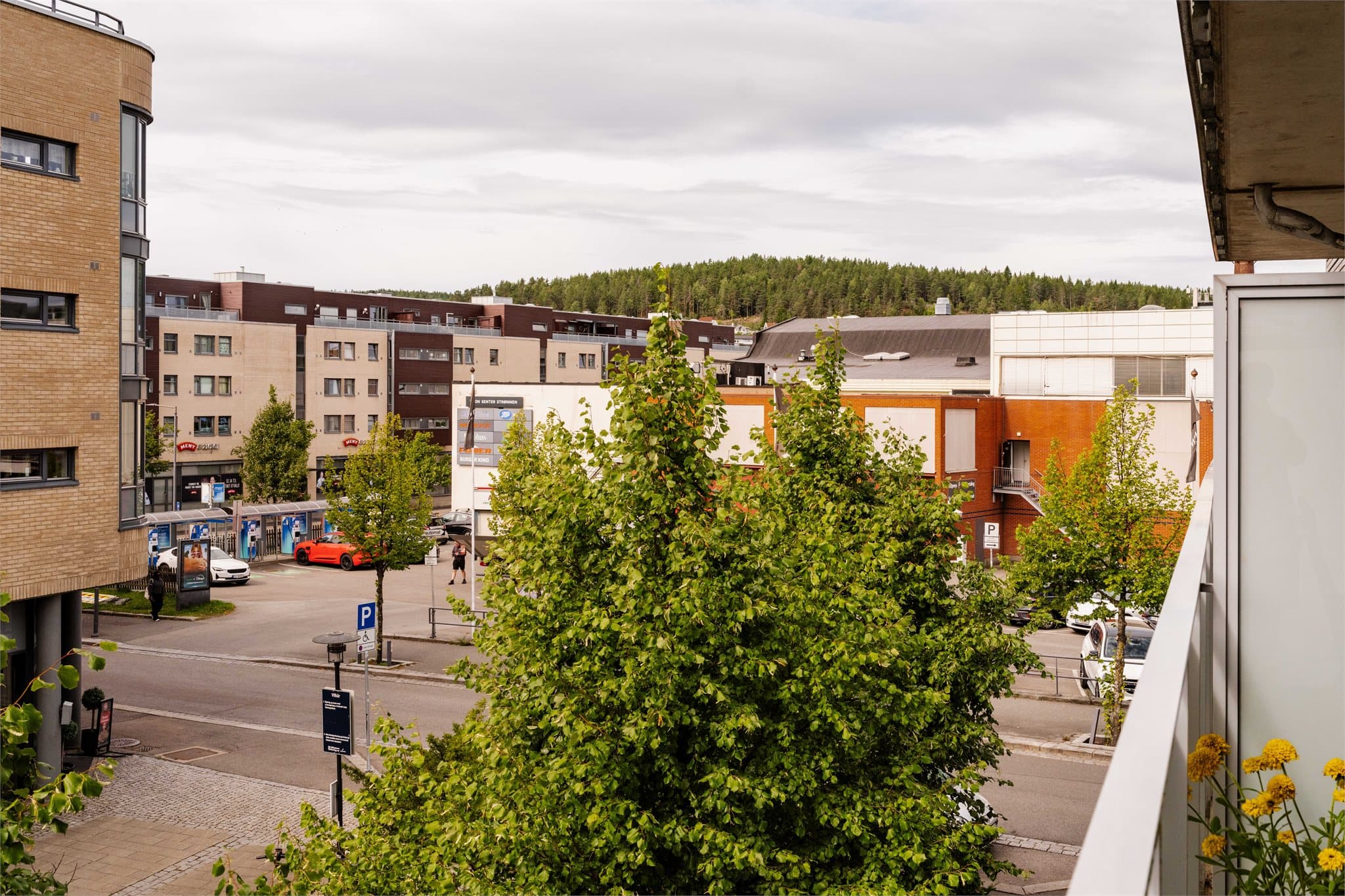 Med Strømmen Storsenter like ved har man et bredt utvalg av butikker og servicetilbud.