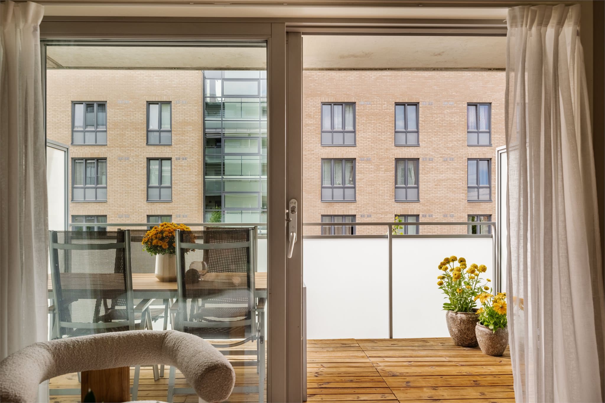 Den romslige balkongen fungerer som et ekstra oppholdsrom i sommerhalvåret. Terrassegulvet ble oljet i 2026.