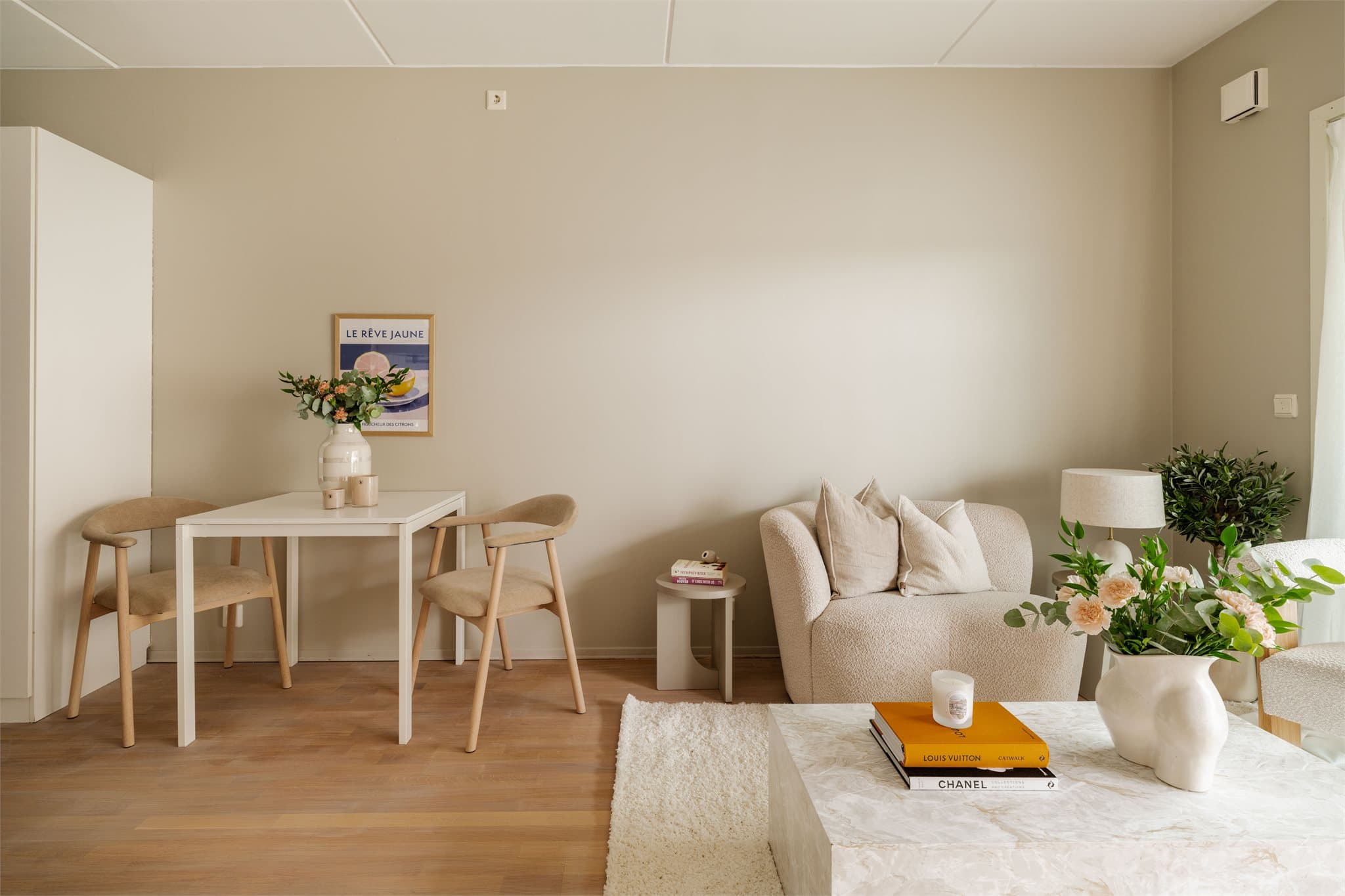 Stuen har parkett på gulv og god plass til møblering etter ønske og behov.