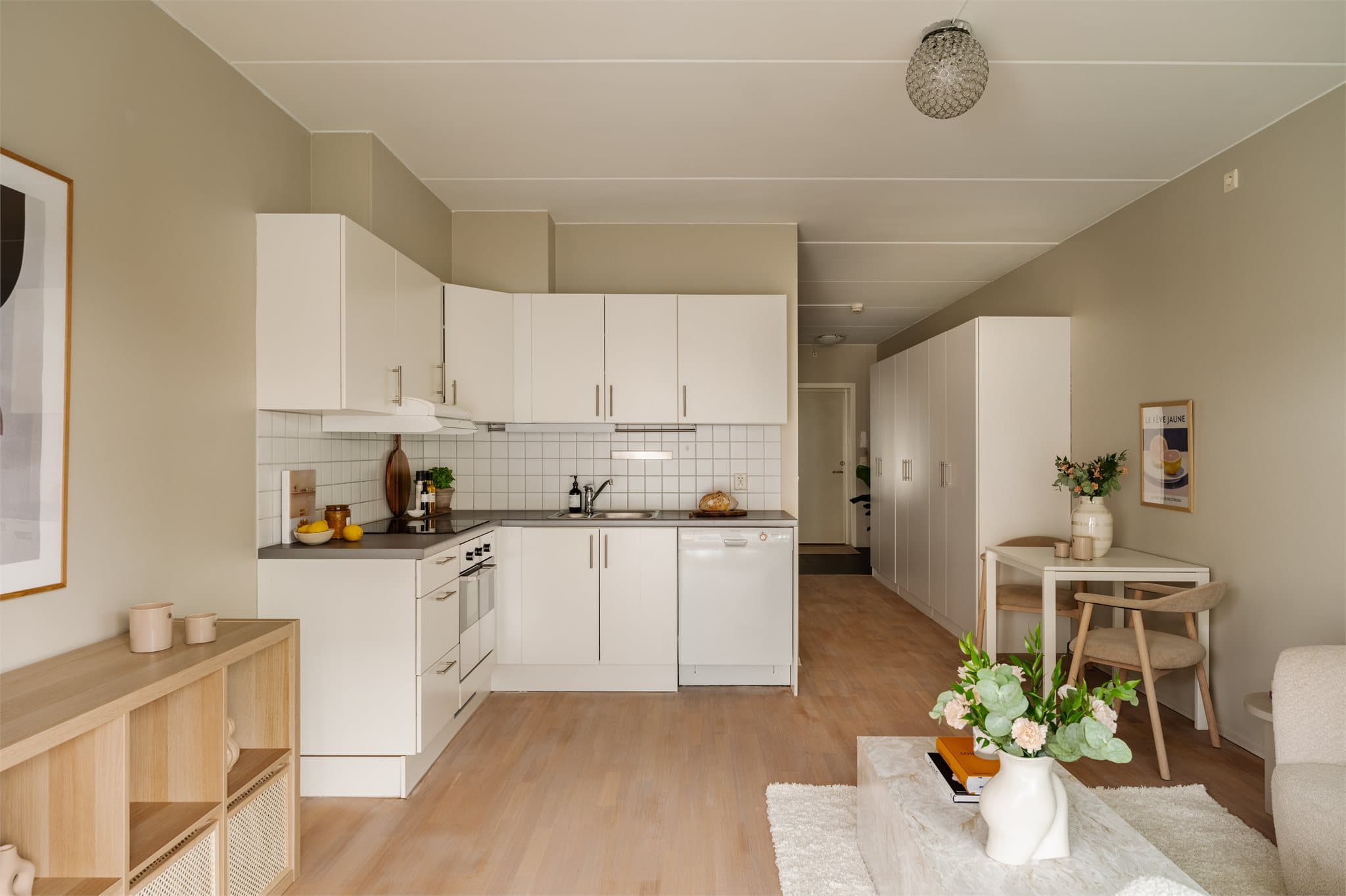 Leiligheten har balansert ventilasjon som sikrer et sunt og behagelig inneklima.