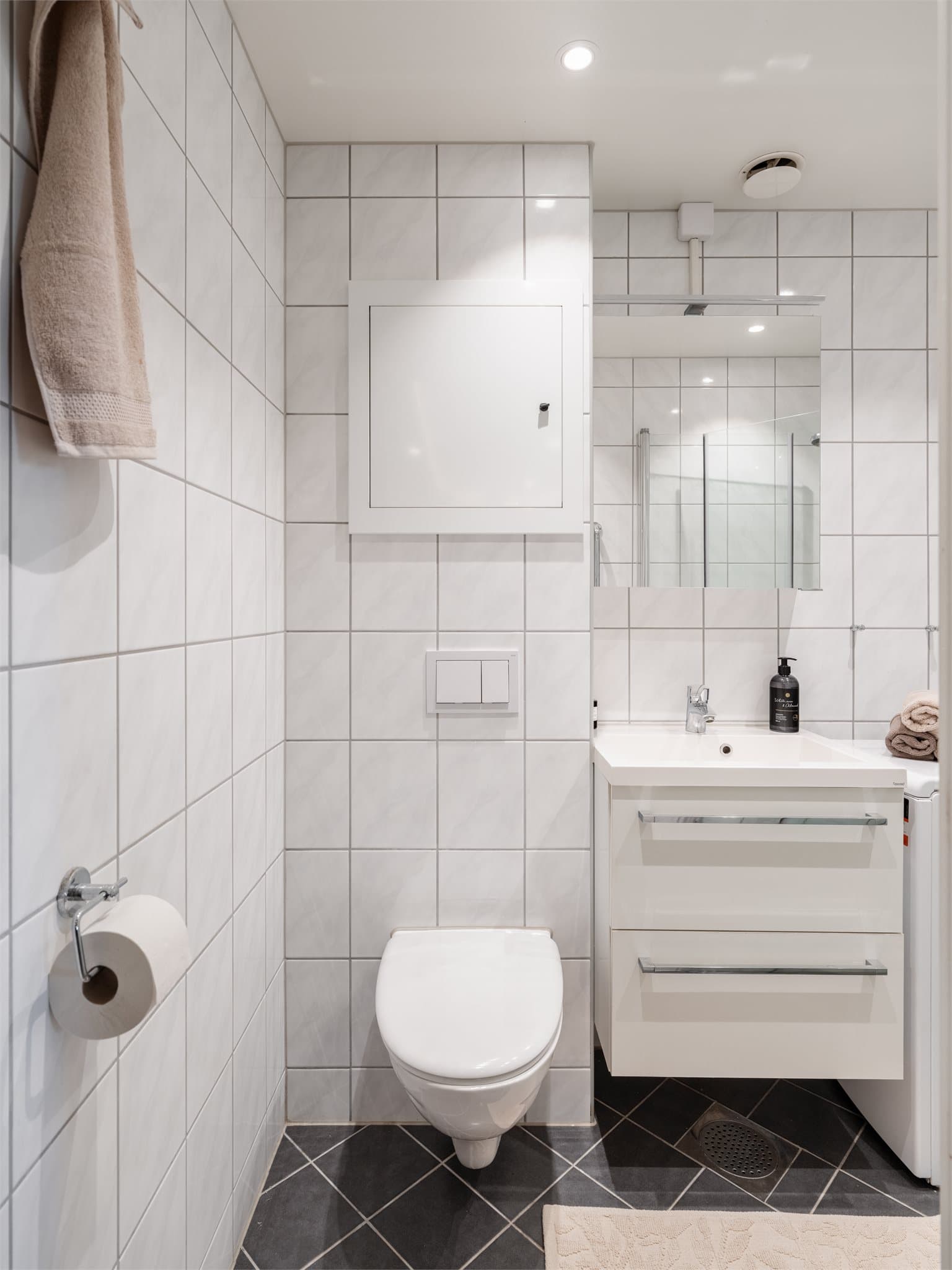Badet ble rehabilitert i regi av borettslaget i 2019 og har vegghengt toalett.