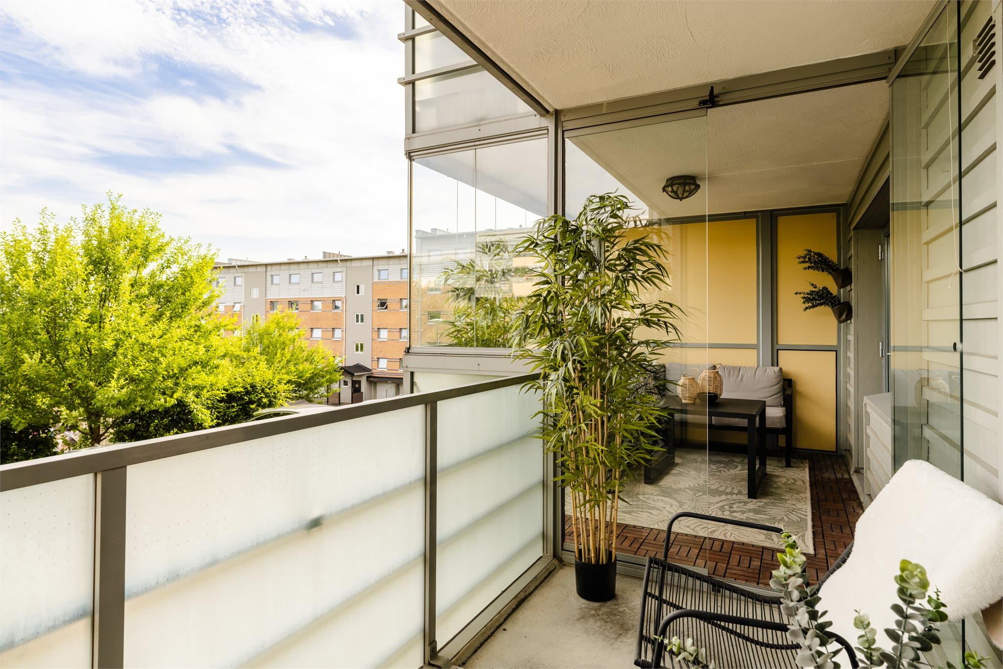 Leiligheten har en stor, sydøstvendt balkong på 13 m², med både innglasset og åpen del.