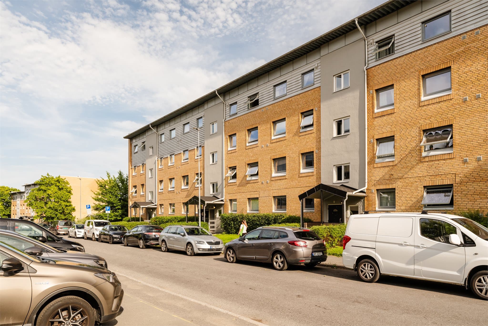 Leiligheten ligger i en høy førsteetasje i et veletablert og rolig borettslag.