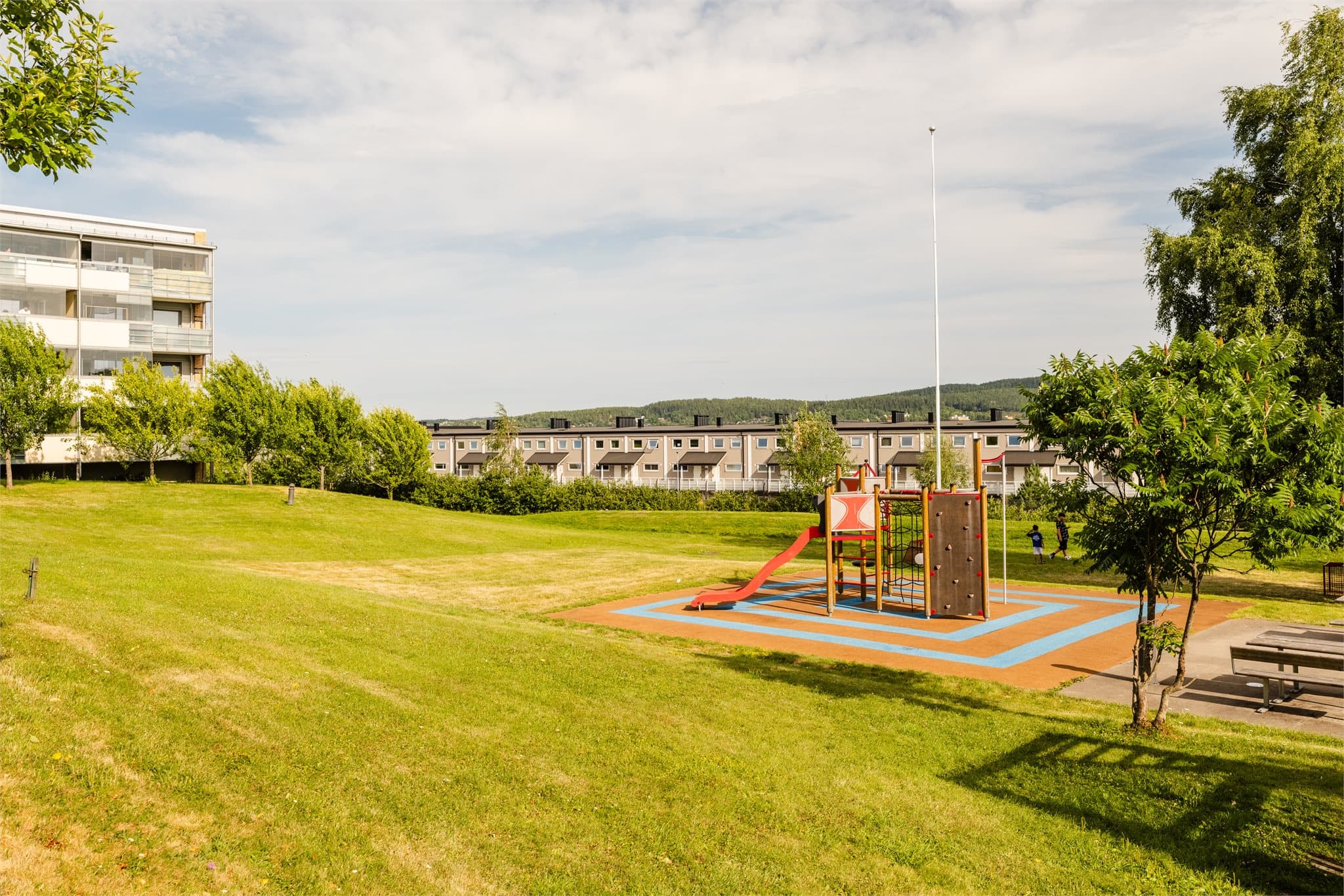 Nærområdet er familievennlig med lekeplasser og kort vei til Veitvet skole.