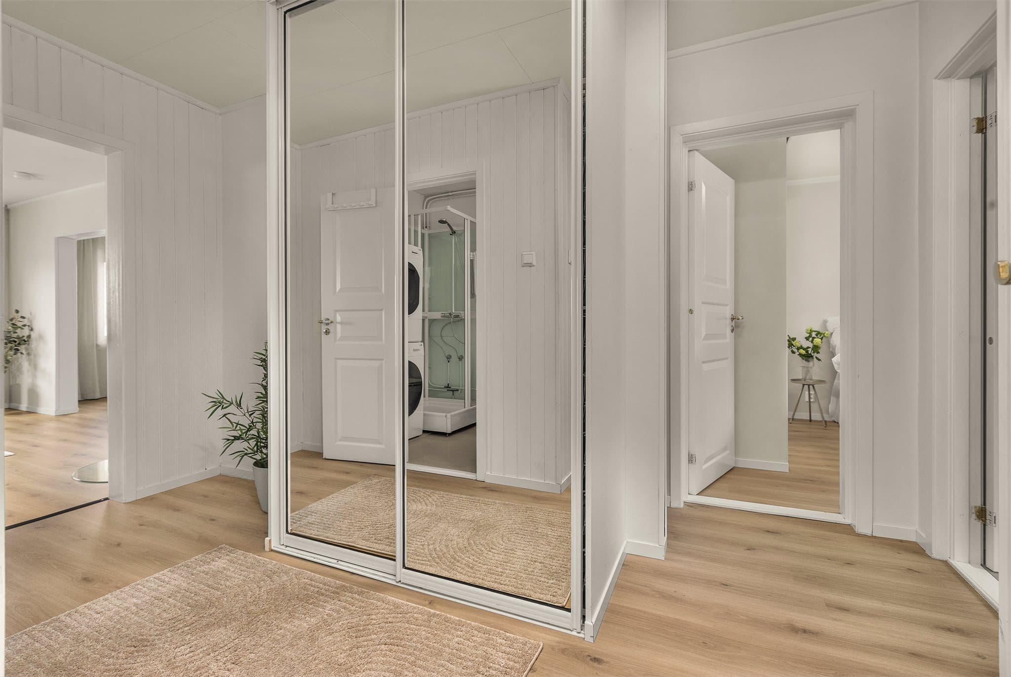 I gangen er det god plass for oppbevaring i skyvedørsgarderoben