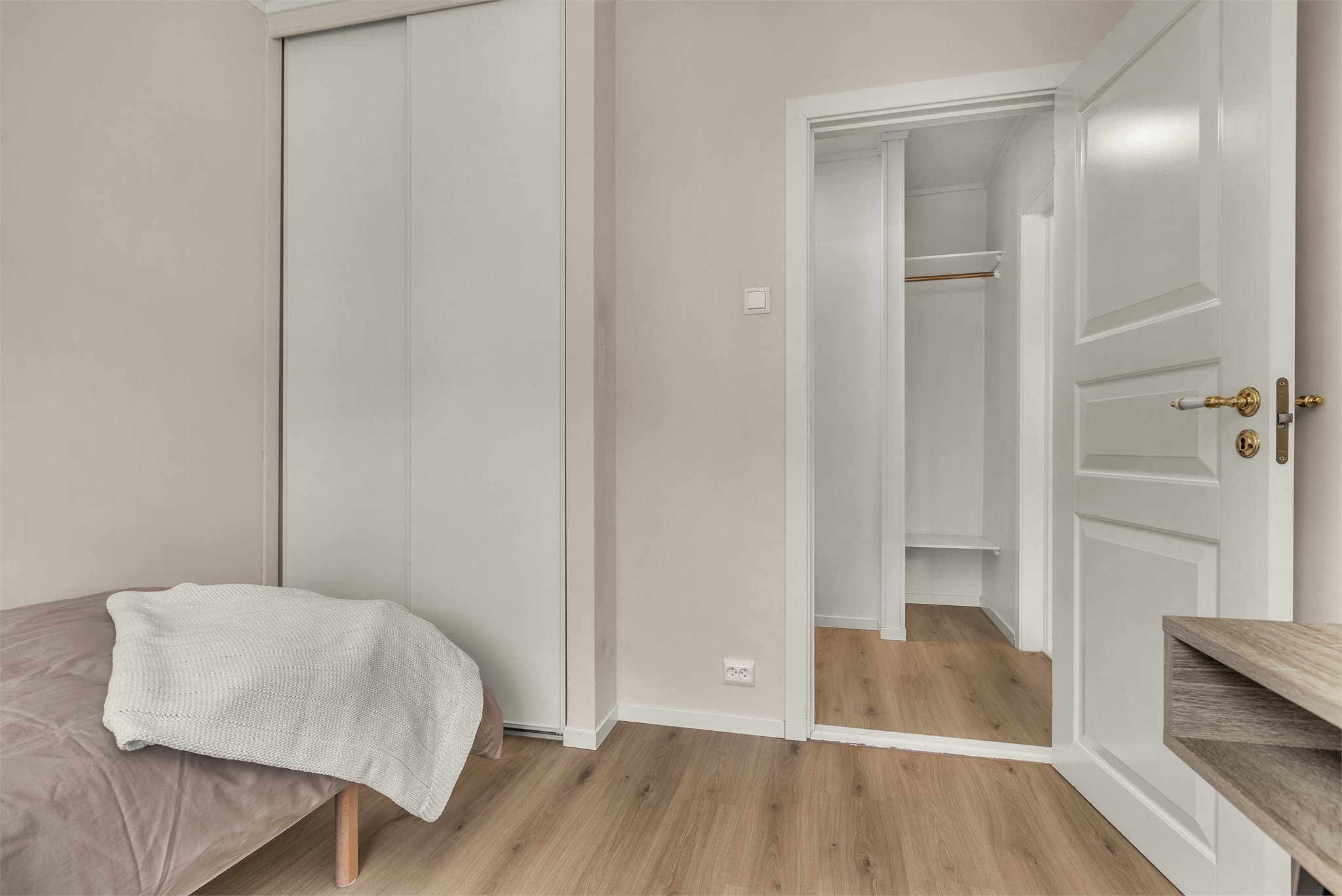 Soverom 2 med oppbevaring i skyvedørsgarderobe